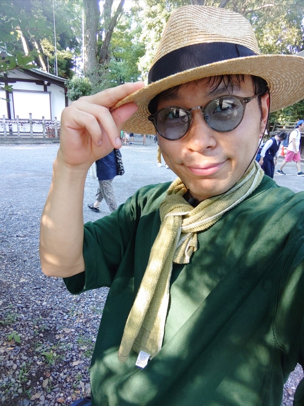 ピンク系のパンツ、グリーン系のTシャツ/カットソー、ブラック系のサングラスを着用したメンズの夏コーディネートの4枚目の写真