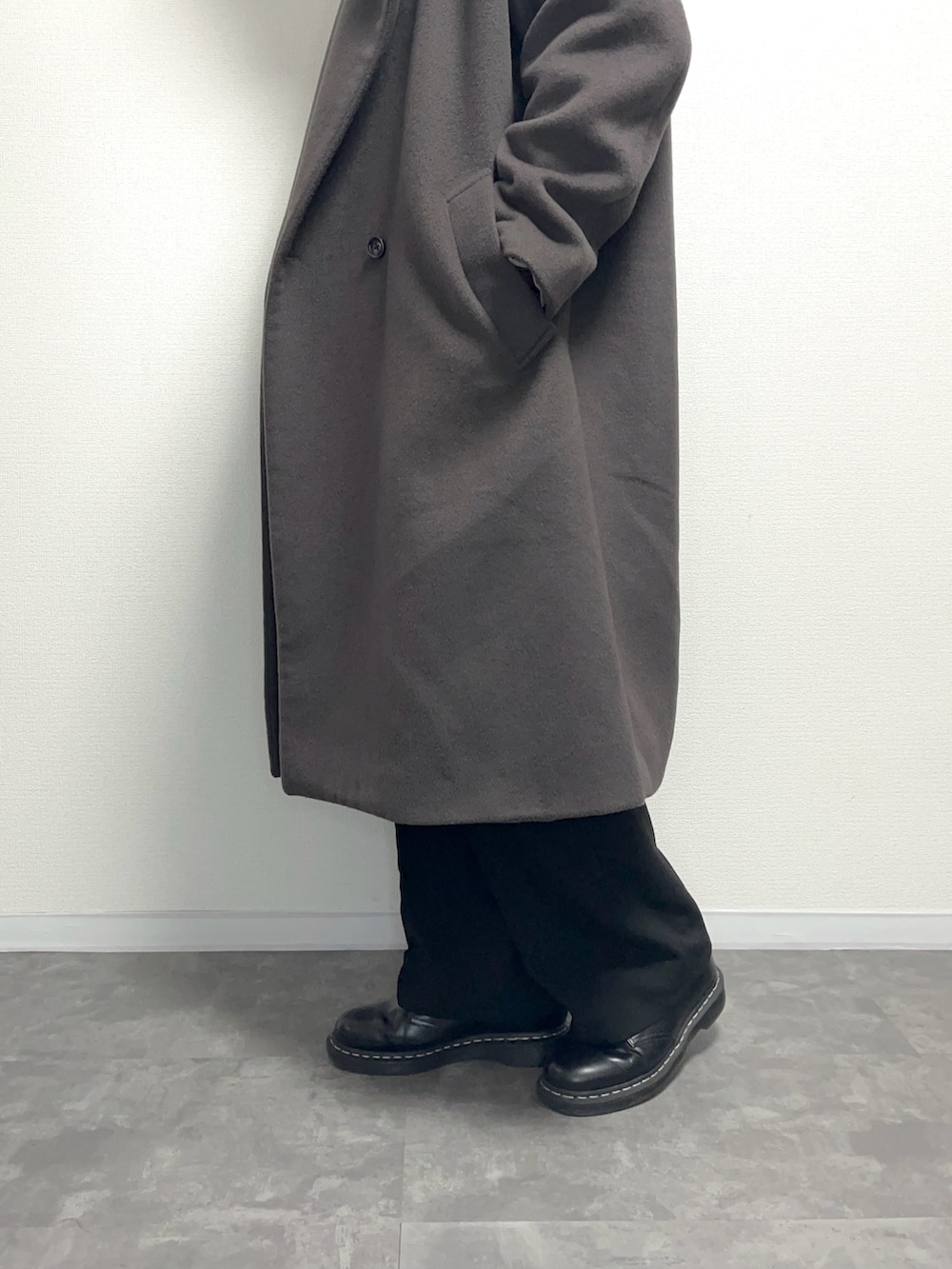 レッド系のTシャツ/カットソー、グレー系のチェスターコート、グレー系のブルゾンを着用したメンズの冬コーディネートの2枚目の写真