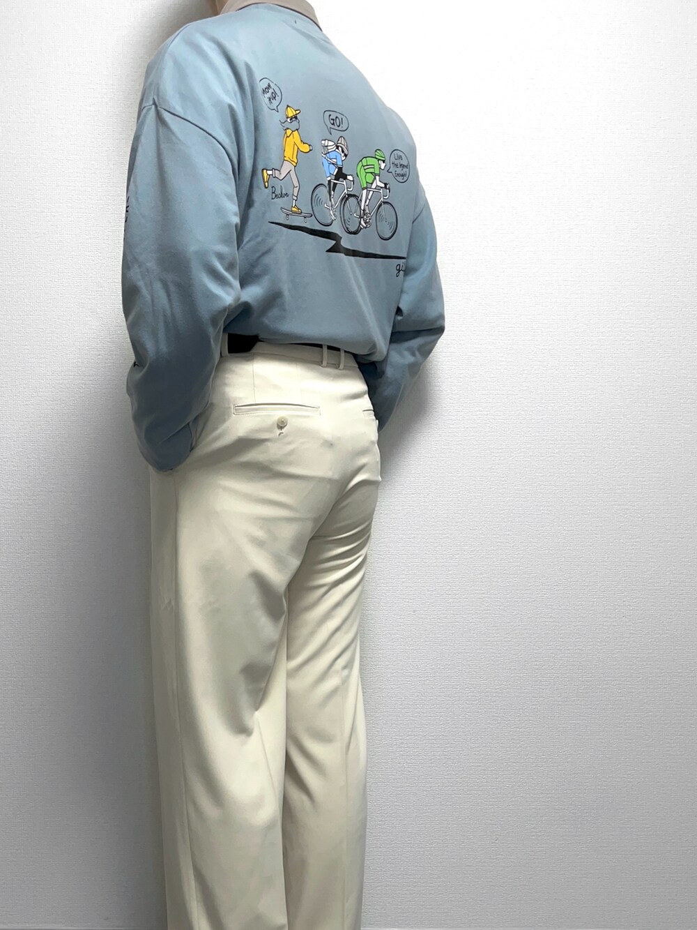 ベージュ系のシャツ/ブラウス、ブルー系のTシャツ/カットソー、ホワイト系のパンツを着用したメンズの春コーディネートの2枚目の写真