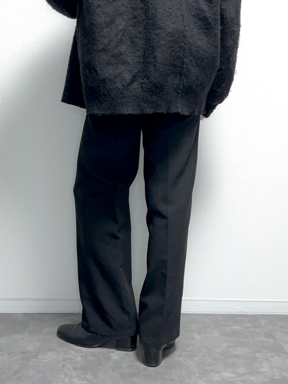 ブラック系のブーツ、ブラック系のその他パンツ、ブラック系のシャツ/ブラウスを着用したメンズの秋コーディネートの2枚目の写真