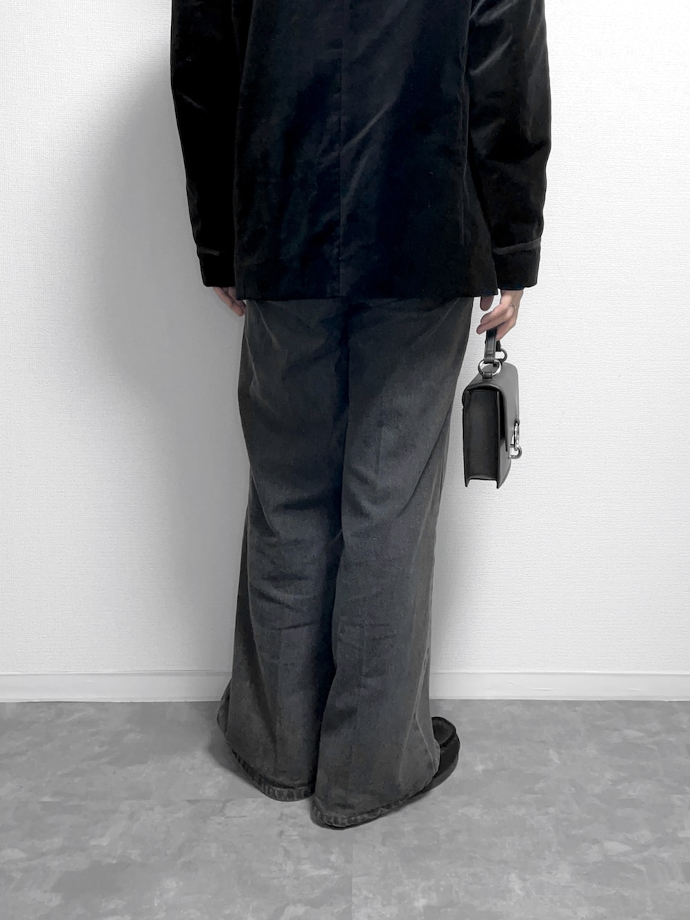 グレー系のデニムパンツ、ブラック系のシューズ、ブラック系のショルダーバッグを着用したメンズの春コーディネートの2枚目の写真