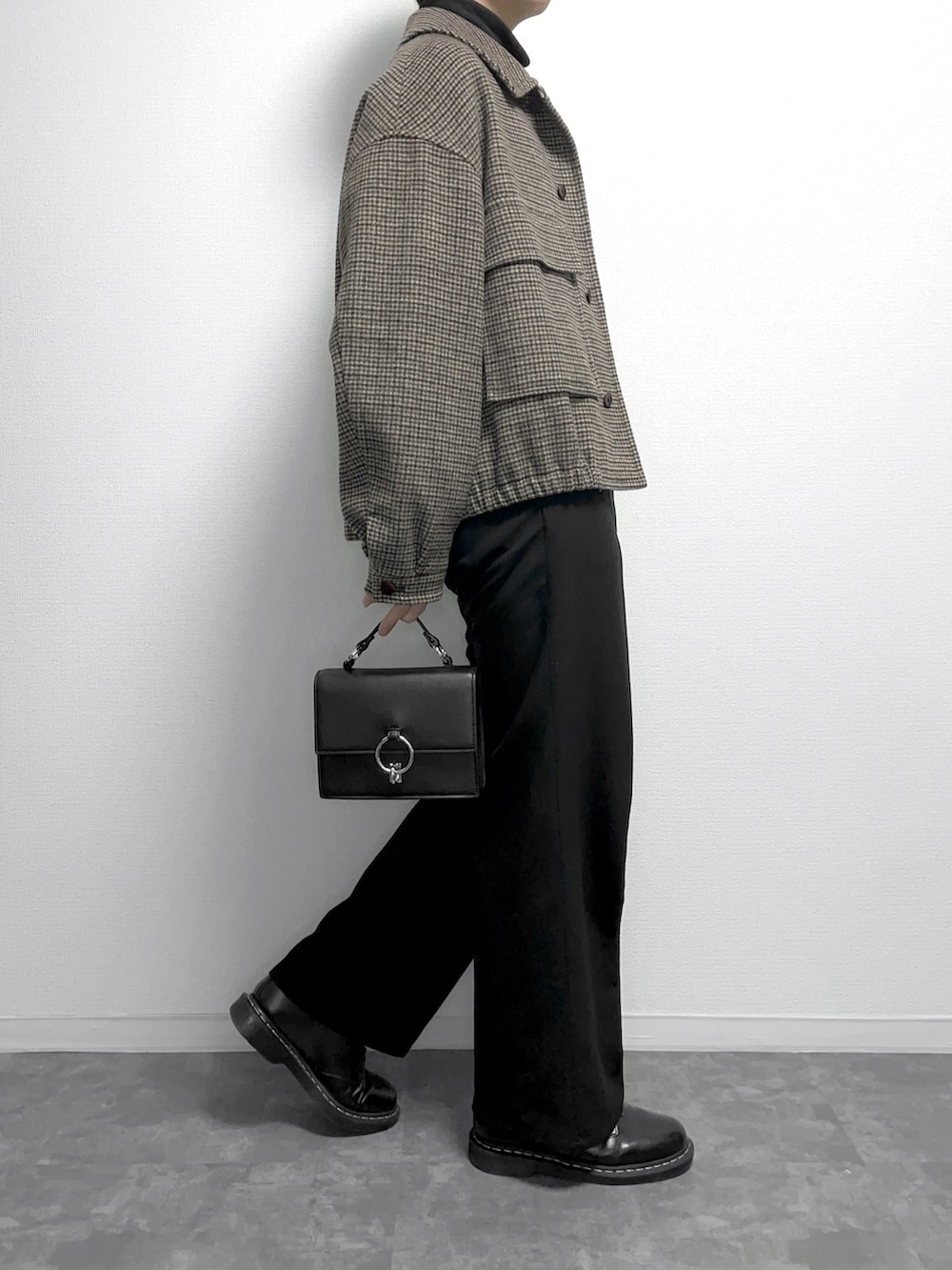 ベージュ系のブルゾン、ブラック系のシャツ/ブラウス、ブラック系のTシャツ/カットソーを着用したメンズの春コーディネートの2枚目の写真