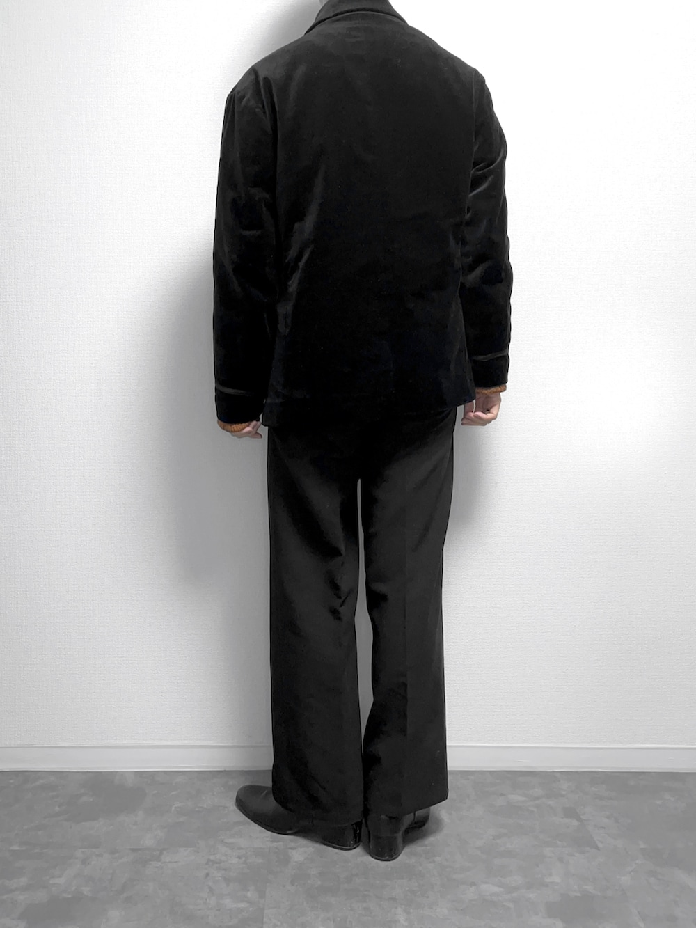 ブラウン系のニット/セーター、ブラック系のテーラードジャケット、ブラック系のその他パンツを着用したメンズの冬コーディネートの2枚目の写真