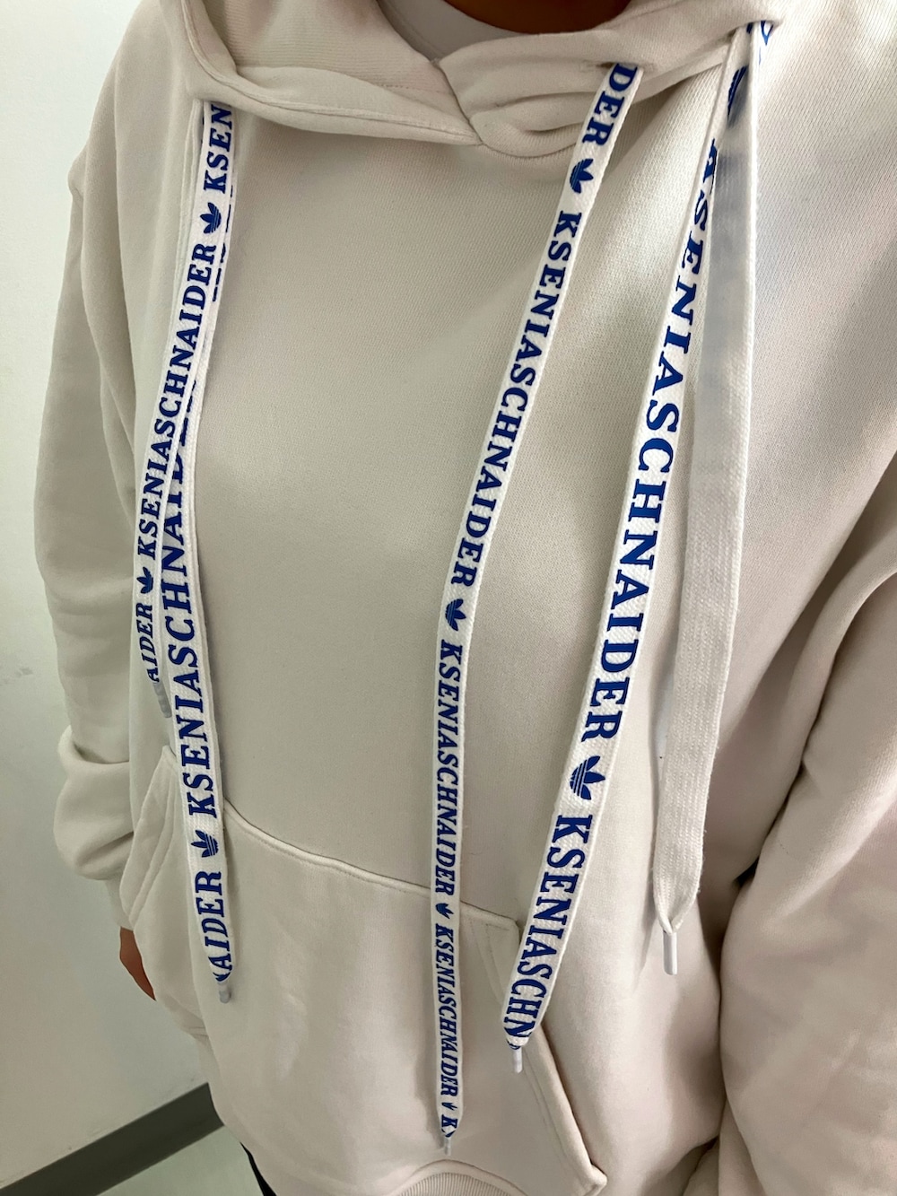 ホワイト系のトップス、ブラック系のその他パンツ、グレー系のスニーカーを着用したレディースの冬コーディネートの3枚目の写真