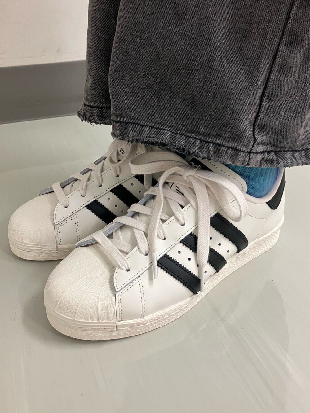 ブラック系のジャージ、ホワイト系のスニーカーを着用したレディースの春コーディネートの4枚目の写真