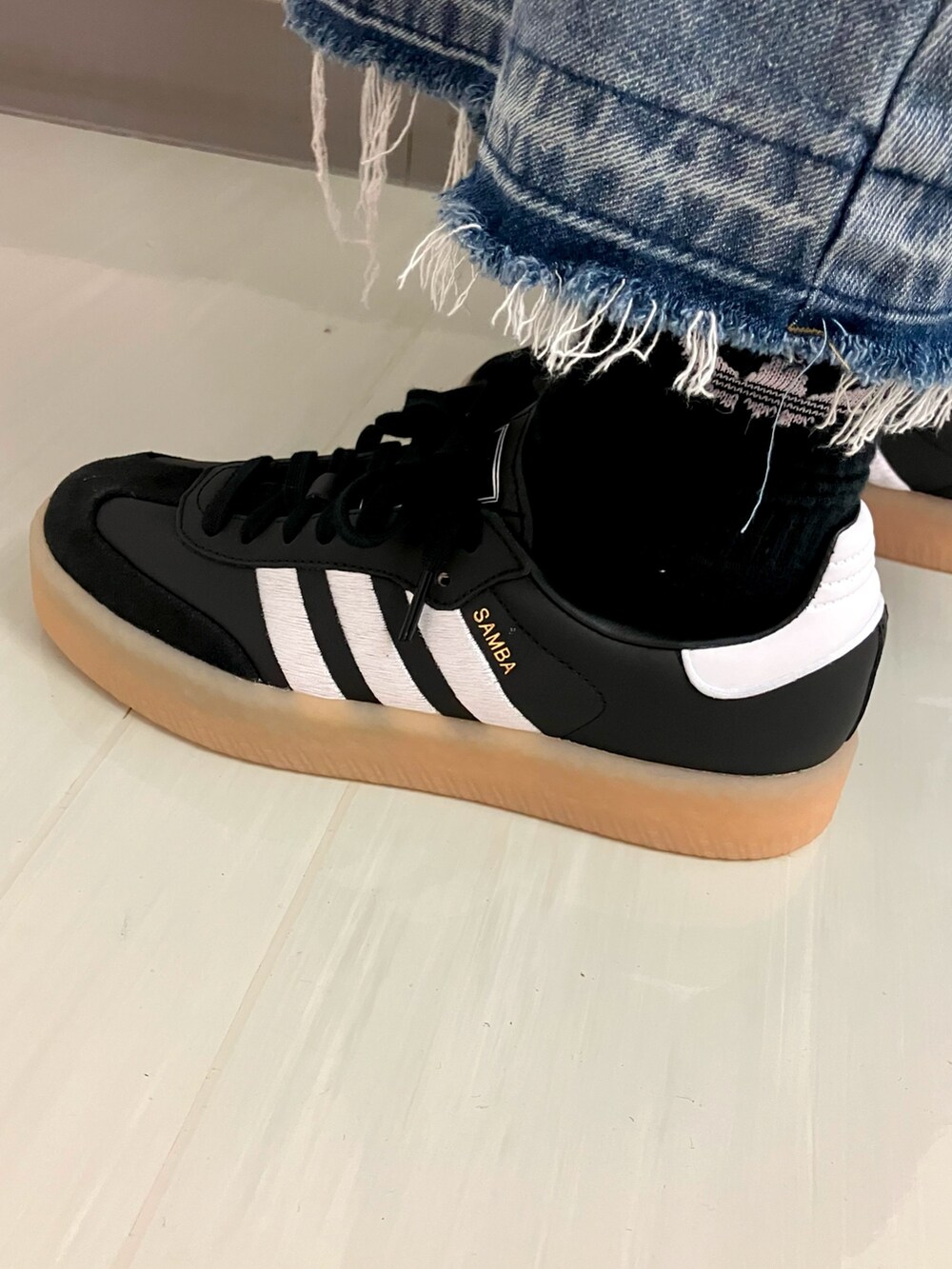 ブラウン系のダウンジャケット/コート、ブラック系のスニーカーを着用したレディースの冬コーディネートの4枚目の写真