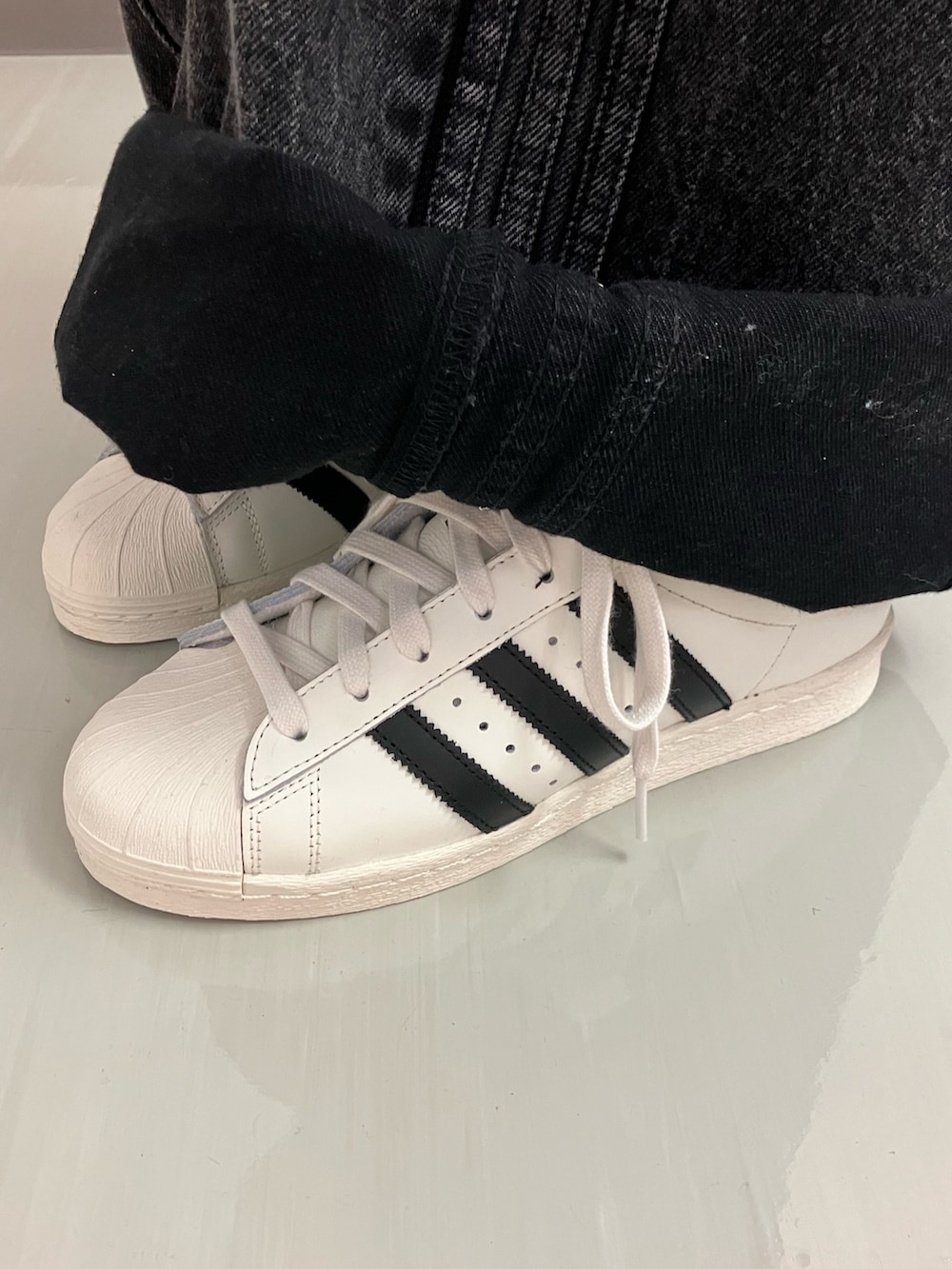 「スニーカー、デニム、adidas、adidas originals、トラックジャケット、アディダスオリジナルス、スーパースター、スリーストライプス、トラックトップ、アディカラー」｜「adidasのアディカラー クラシックス SSTトラックジャケット（ジャージ） / アディダスオリジナルス adidas Originals（ジャージ、オレンジ系）」を使った、MSさん（レディース・155cm）の春コーディネートの4枚目の写真