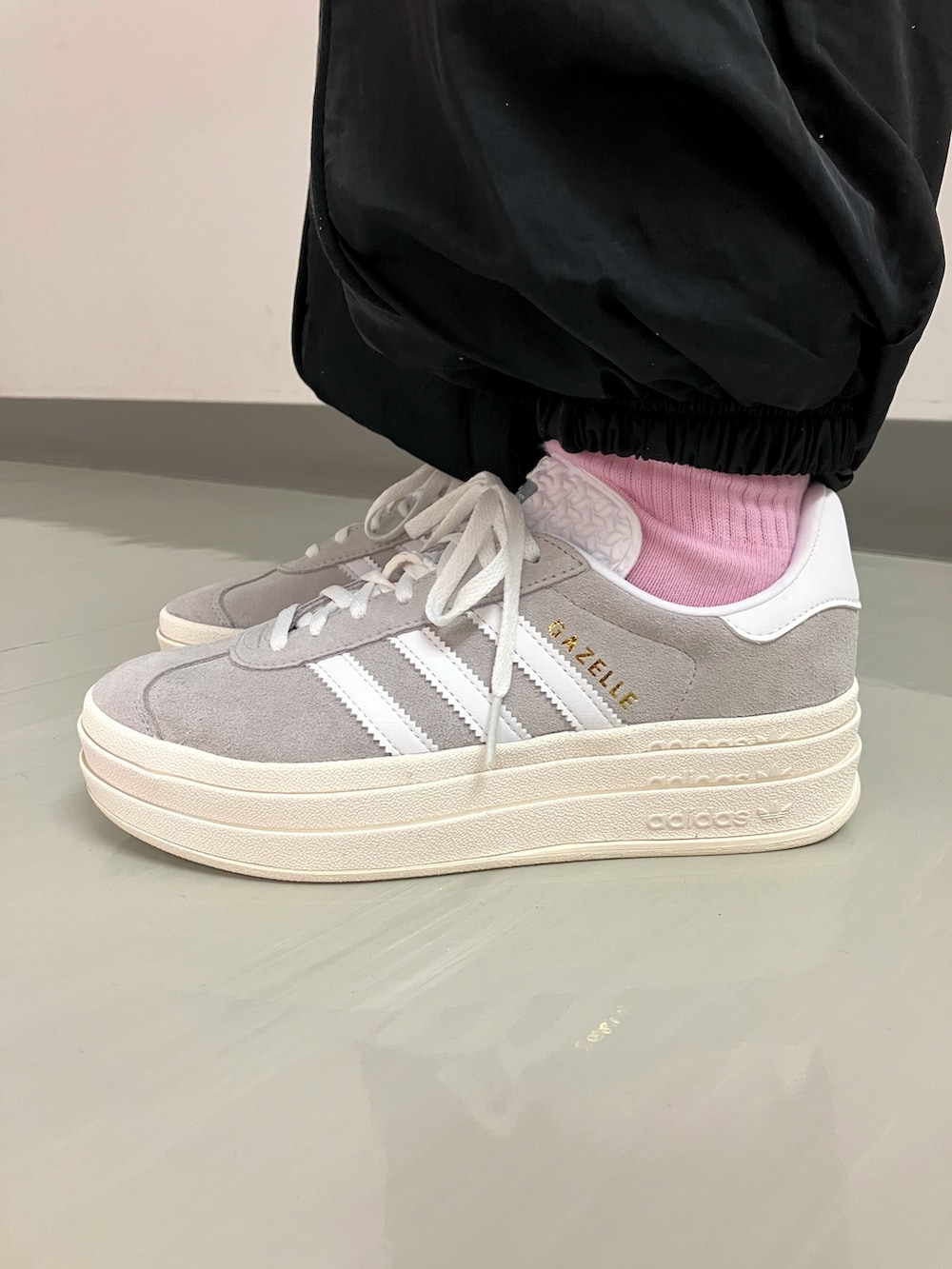 ホワイト系のトップス、ブラック系のその他パンツ、グレー系のスニーカーを着用したレディースの冬コーディネートの4枚目の写真