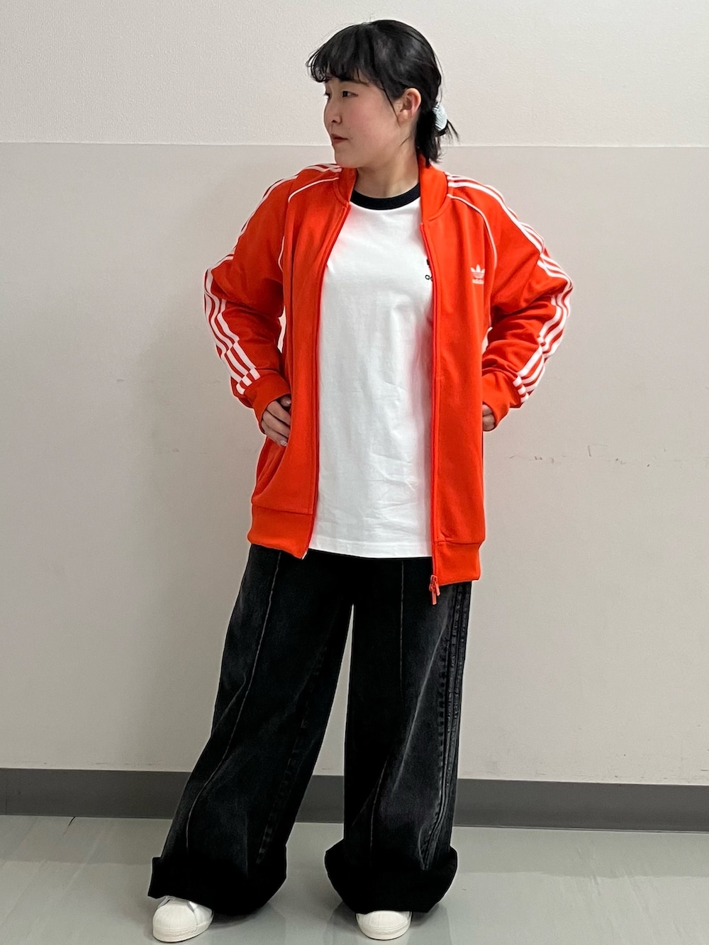「スニーカー、デニム、adidas、adidas originals、トラックジャケット、アディダスオリジナルス、スーパースター、スリーストライプス、トラックトップ、アディカラー」｜「adidasのアディカラー クラシックス SSTトラックジャケット（ジャージ） / アディダスオリジナルス adidas Originals（ジャージ、オレンジ系）」を使った、MSさん（レディース・155cm）の春コーディネートの2枚目の写真