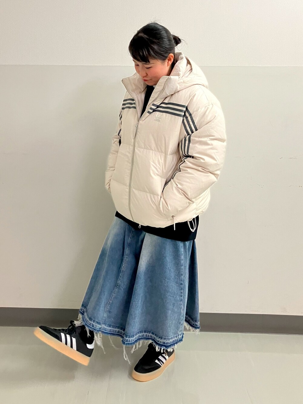 ブラウン系のダウンジャケット/コート、ブラック系のスニーカーを着用したレディースの冬コーディネートの2枚目の写真