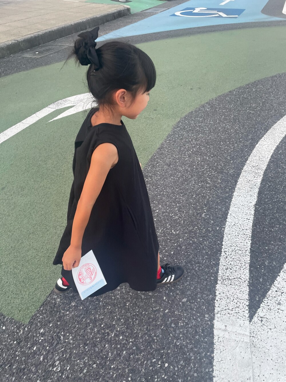 ブラック系のスニーカー、ブラック系のワンピース、レッド系のソックス/靴下を着用したキッズの夏コーディネートの2枚目の写真