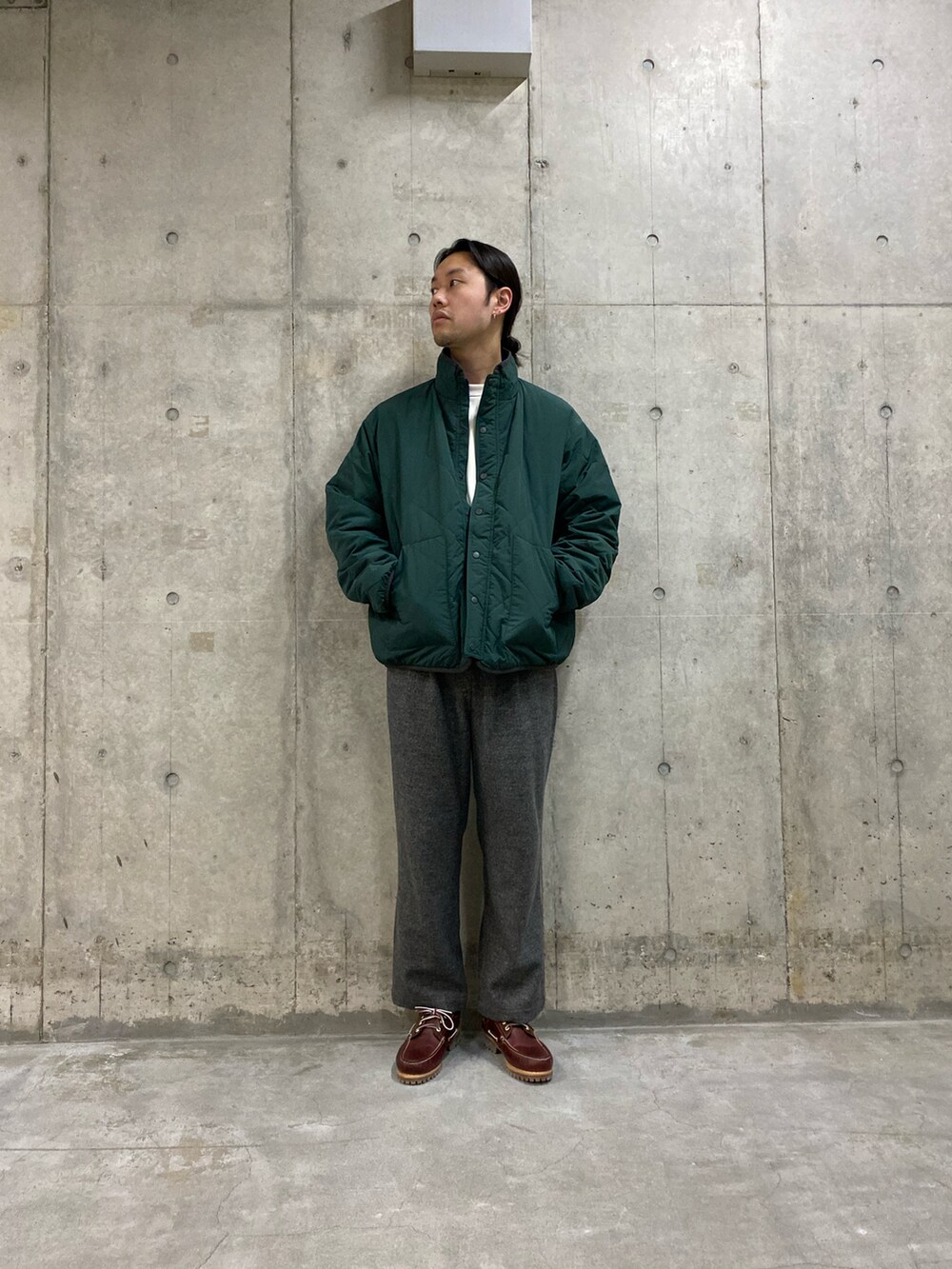 ホワイト系のスウェット、グリーン系のブルゾン、グレー系のその他パンツを着用したメンズの冬コーディネートの2枚目の写真