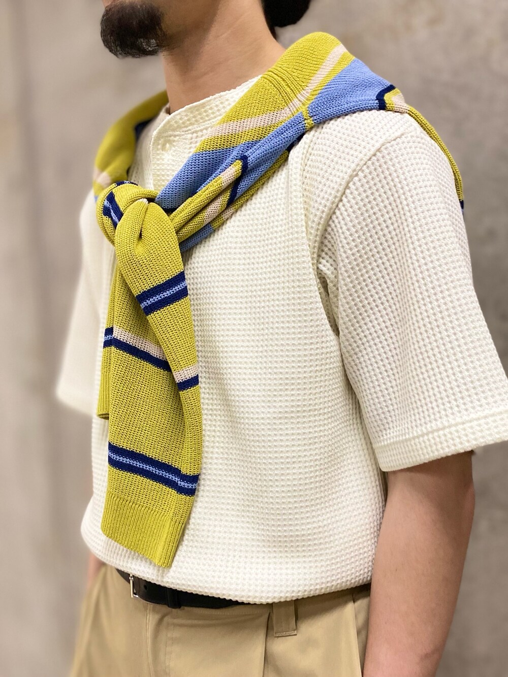 ホワイト系のTシャツ/カットソー、イエロー系のカーディガン/ボレロ、ベージュ系のその他パンツを着用したメンズの春コーディネートの3枚目の写真