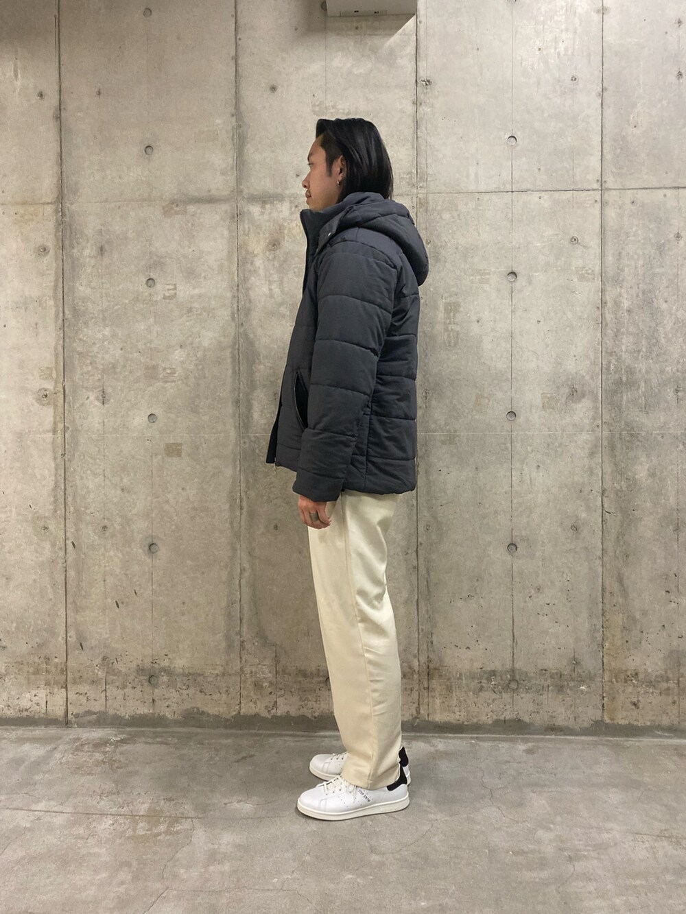 グレー系のダウンジャケット/コート、ブラウン系のニット/セーター、ホワイト系のその他パンツを着用したメンズの冬コーディネートの3枚目の写真