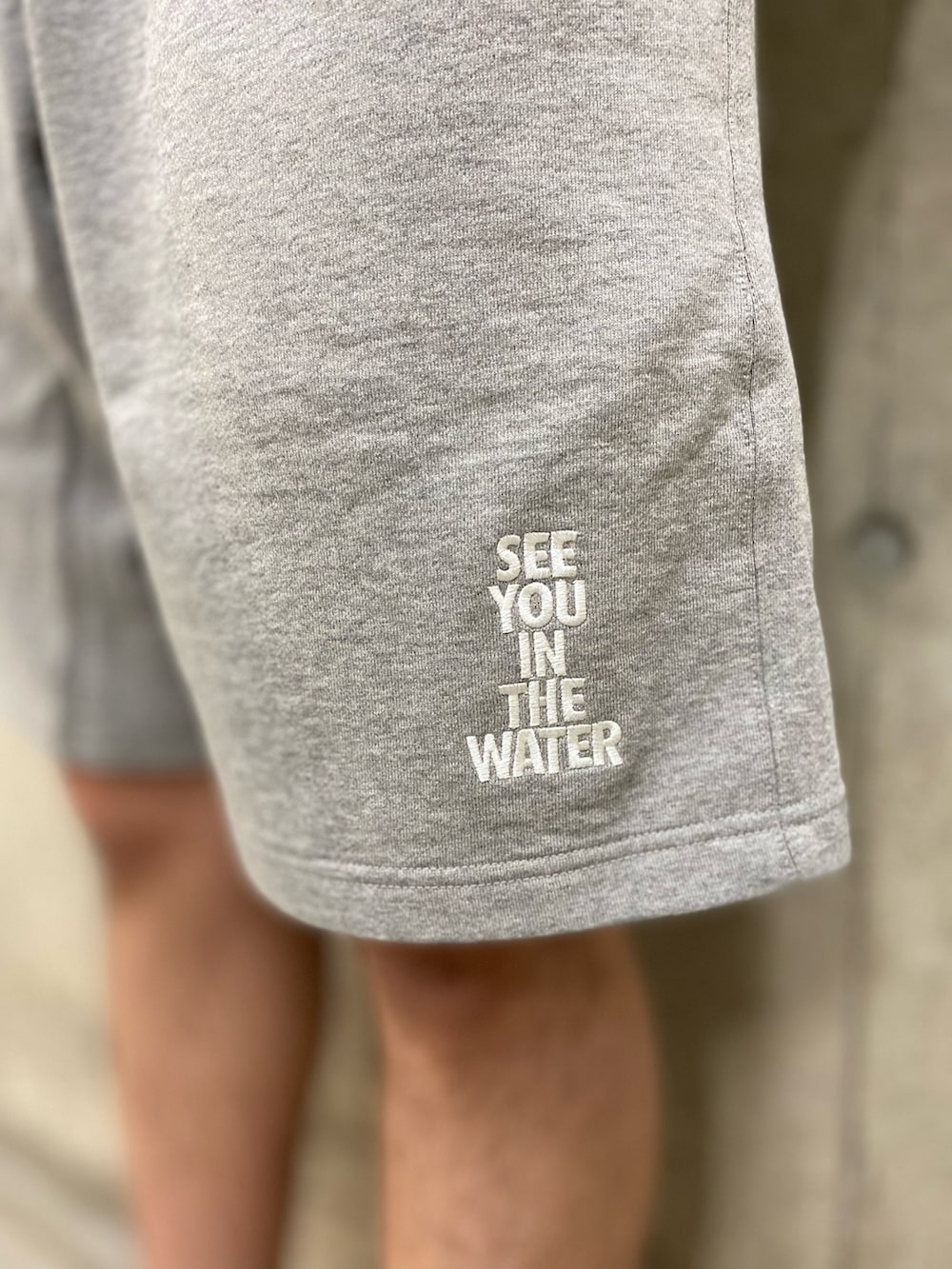 ブルー系のシャツ/ブラウス、ホワイト系のタンクトップ、グレー系のスウェットパンツを着用したメンズの夏コーディネートの3枚目の写真