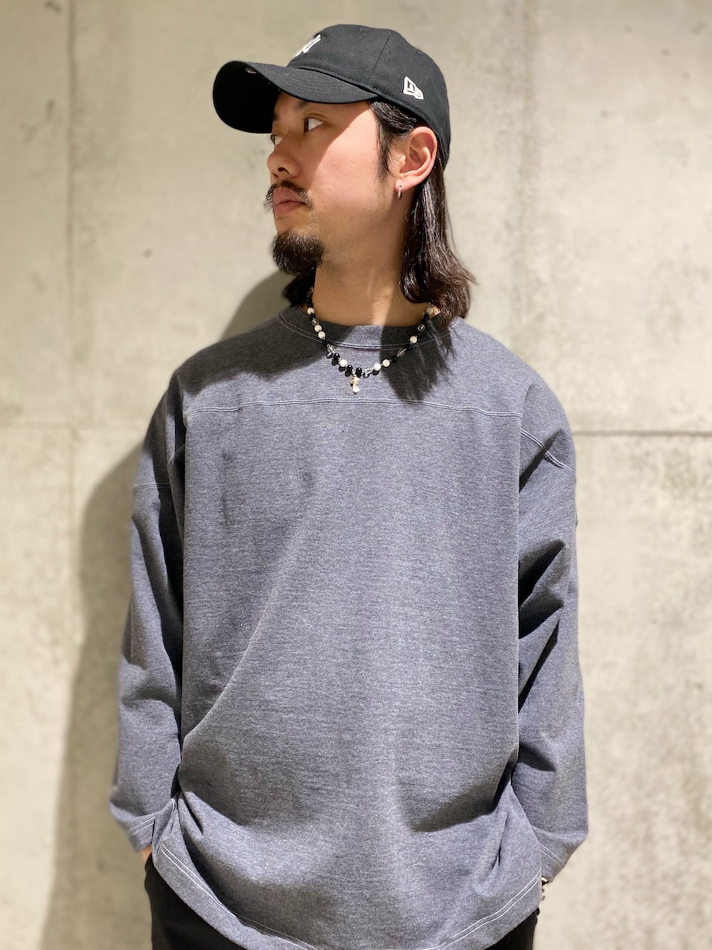 グレー系のTシャツ/カットソー、ブラック系のその他パンツ、ブラック系のローファーを着用したメンズの春コーディネートの3枚目の写真