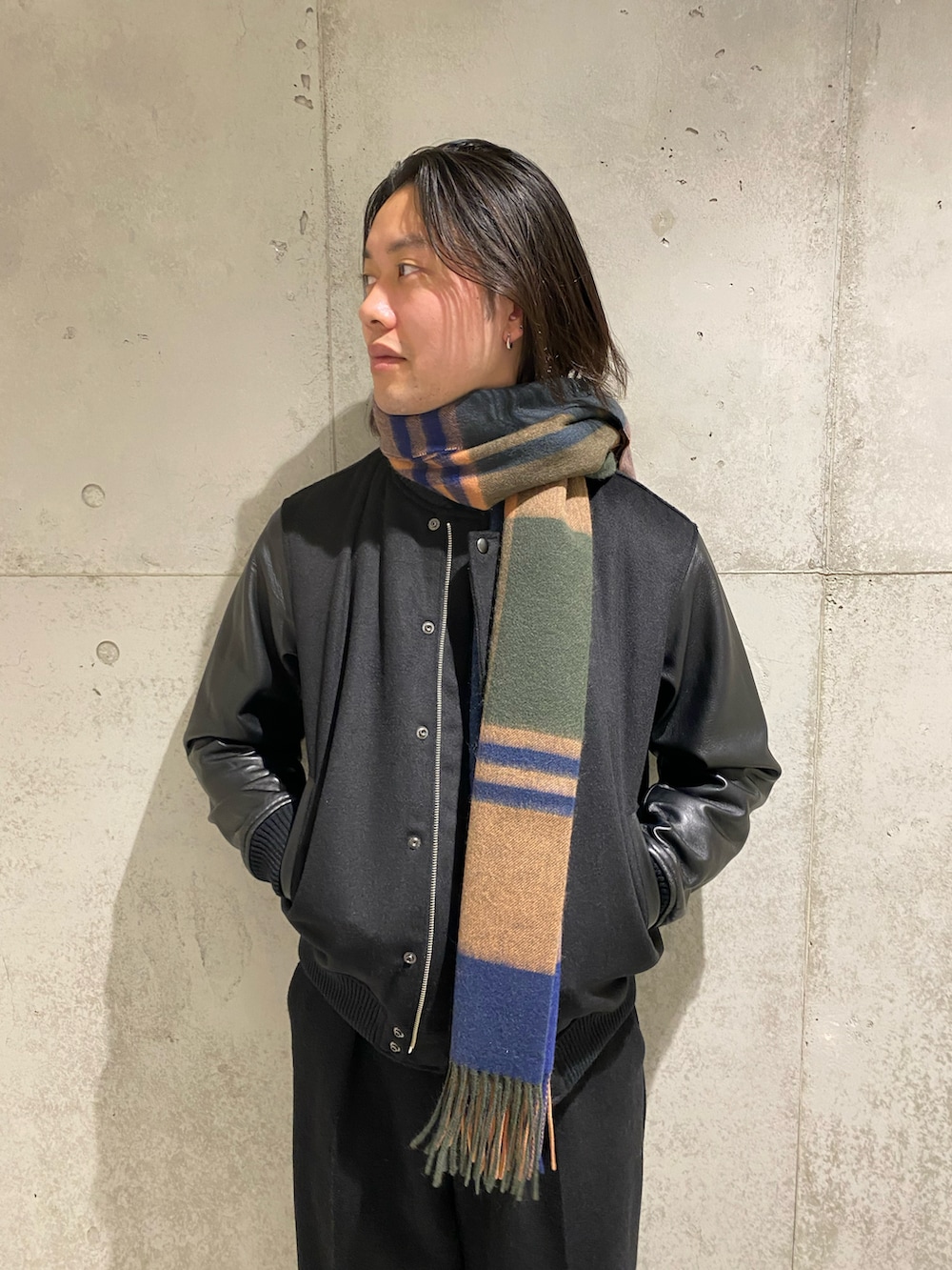 ブラック系のブルゾン、ブラック系のその他パンツ、ベージュ系のマフラーを着用したメンズの冬コーディネートの4枚目の写真