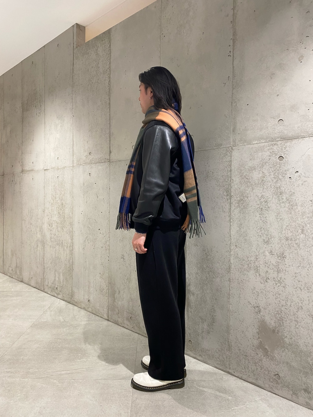 ブラック系のブルゾン、ブラック系のその他パンツ、ベージュ系のマフラーを着用したメンズの冬コーディネートの2枚目の写真