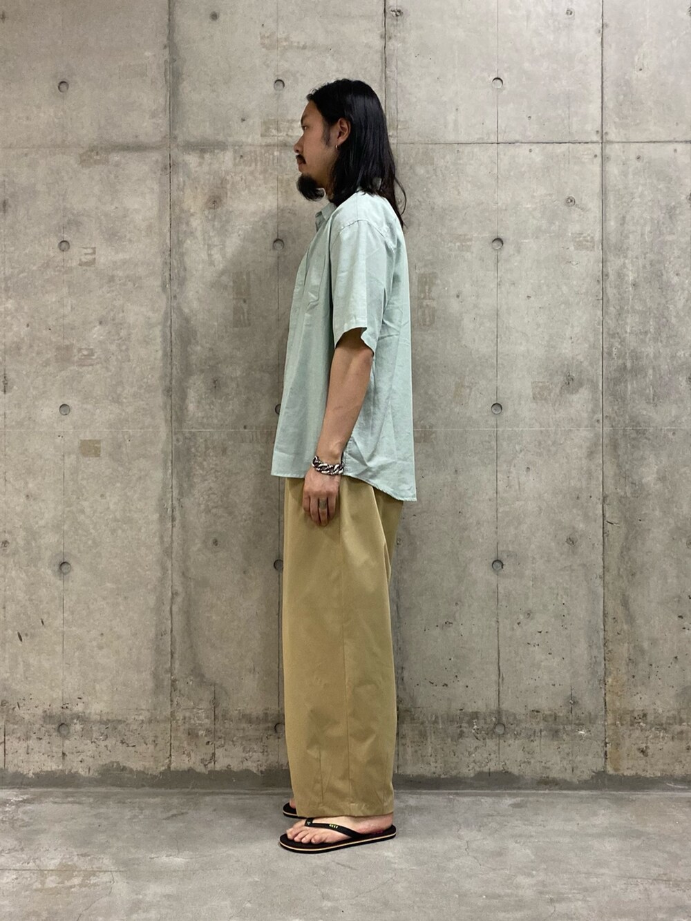 ホワイト系のタンクトップ、グリーン系のシャツ/ブラウス、ベージュ系のその他パンツを着用したメンズの夏コーディネートの2枚目の写真