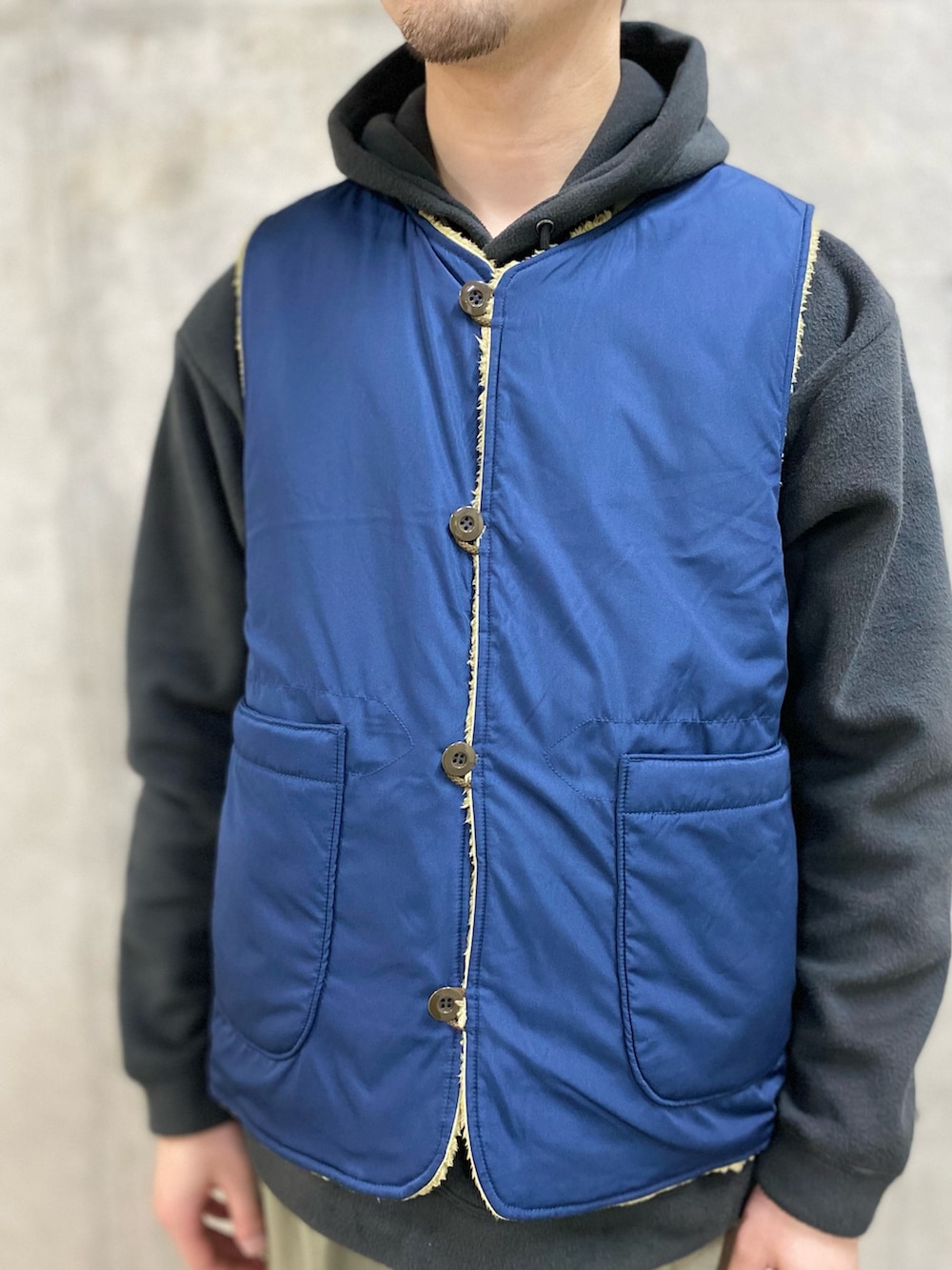 ブラック系のパーカー、ブルー系のその他アウター、ブラック系のブルゾンを着用したメンズの冬コーディネートの5枚目の写真