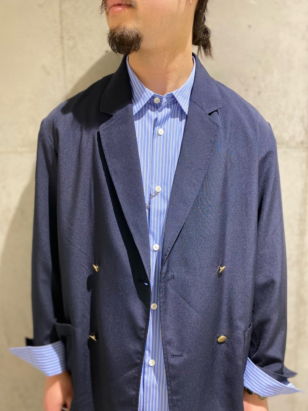 ブルー系のシャツ/ブラウス、ブルー系のその他アウター、グレー系のサンダルを着用したメンズの春コーディネートの3枚目の写真