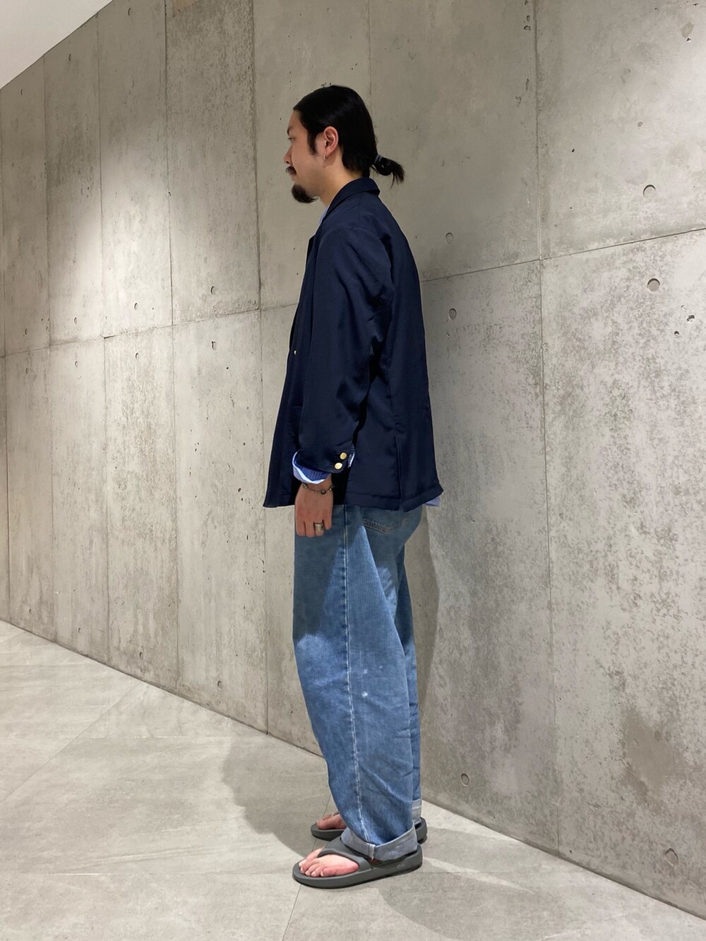 ブルー系のシャツ/ブラウス、ブルー系のその他アウター、グレー系のサンダルを着用したメンズの春コーディネートの2枚目の写真