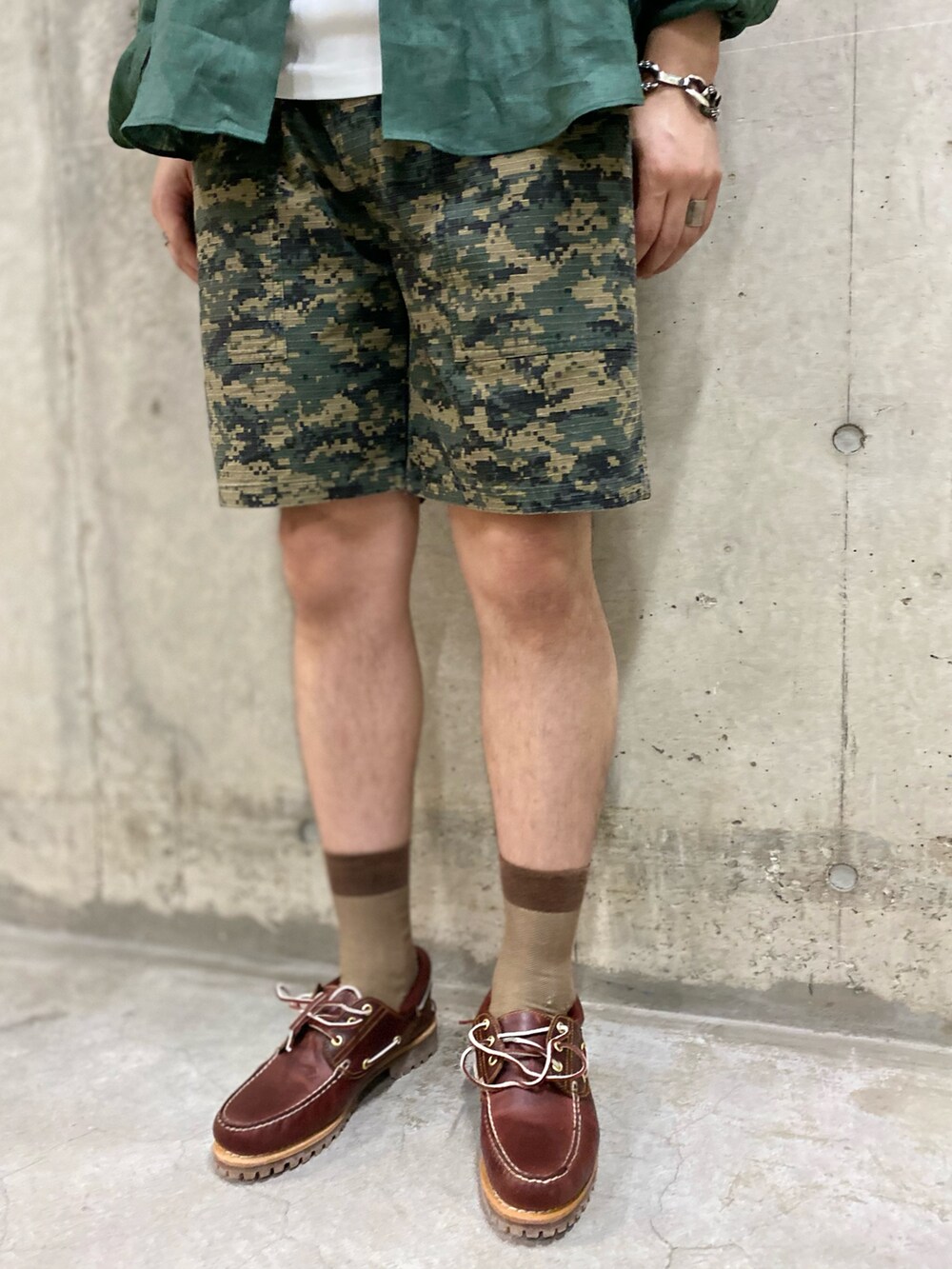 ホワイト系のタンクトップ、グリーン系のシャツ/ブラウス、グリーン系のその他パンツを着用したメンズの夏コーディネートの4枚目の写真