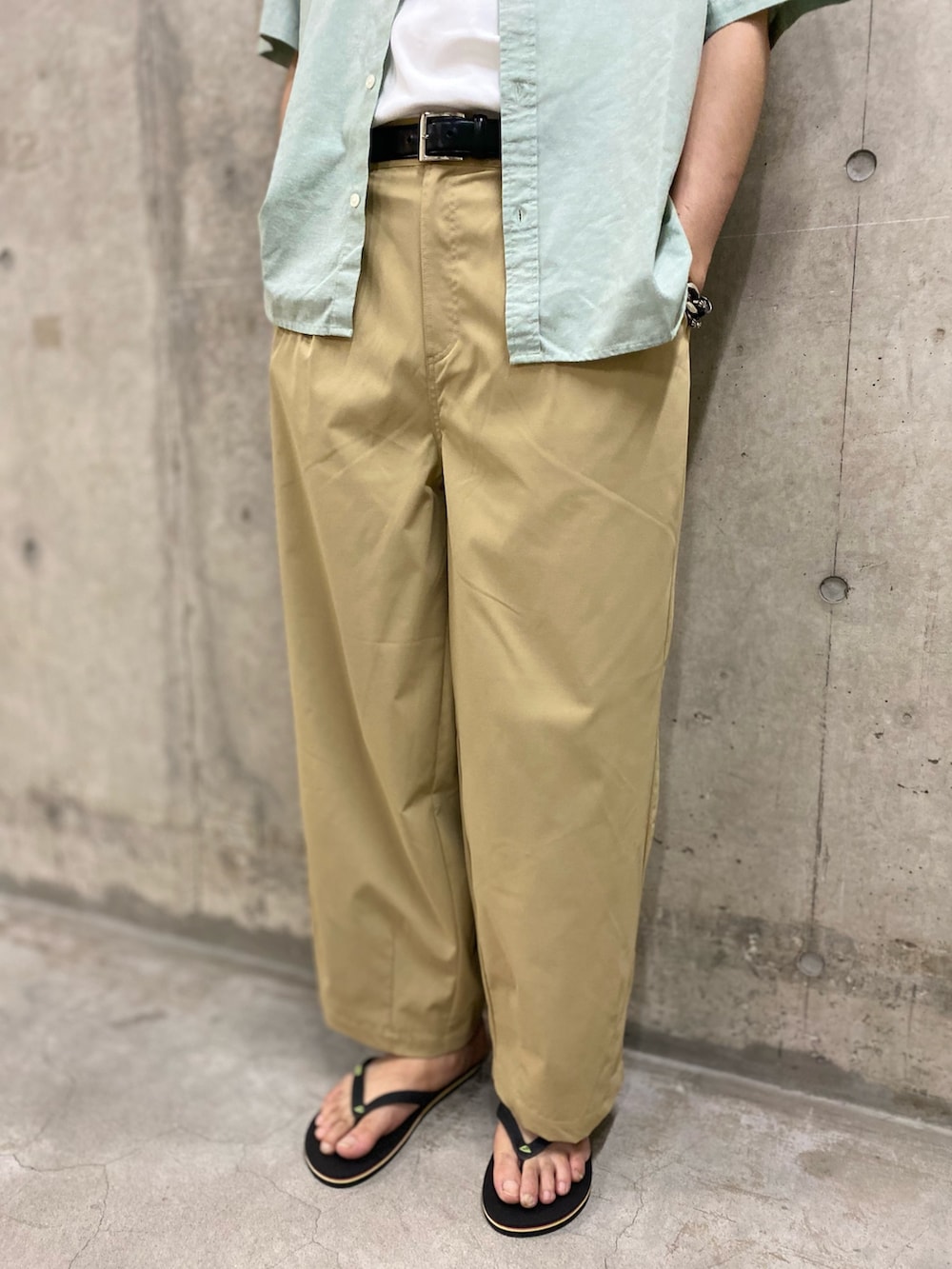 ホワイト系のタンクトップ、グリーン系のシャツ/ブラウス、ベージュ系のその他パンツを着用したメンズの夏コーディネートの3枚目の写真