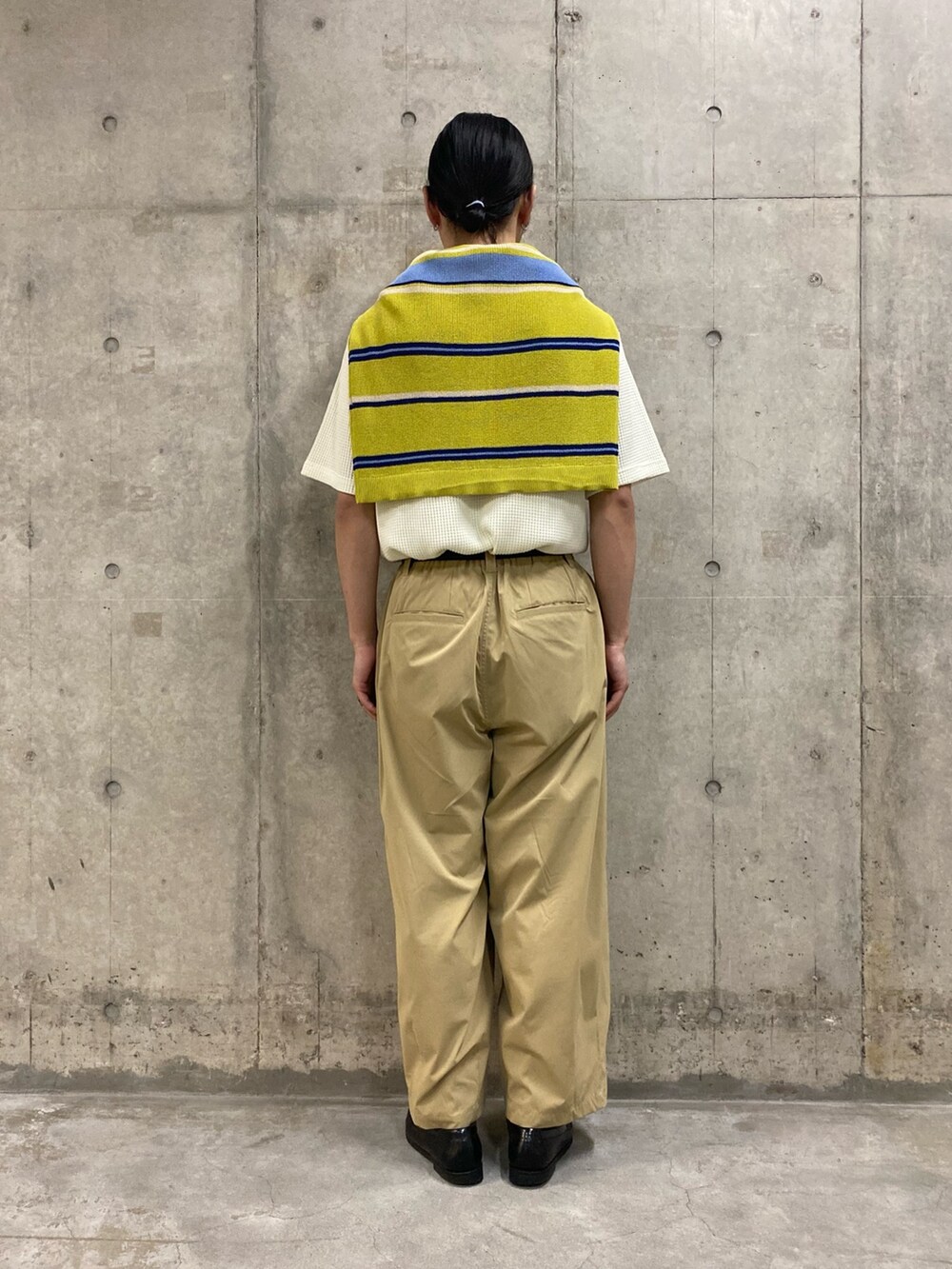 ホワイト系のTシャツ/カットソー、イエロー系のカーディガン/ボレロ、ベージュ系のその他パンツを着用したメンズの春コーディネートの2枚目の写真