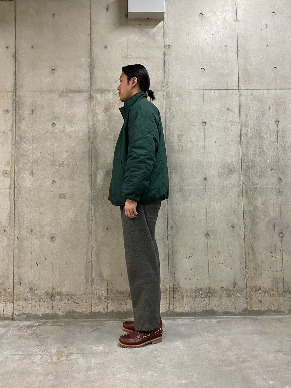 ホワイト系のスウェット、グリーン系のブルゾン、グレー系のその他パンツを着用したメンズの冬コーディネートの3枚目の写真