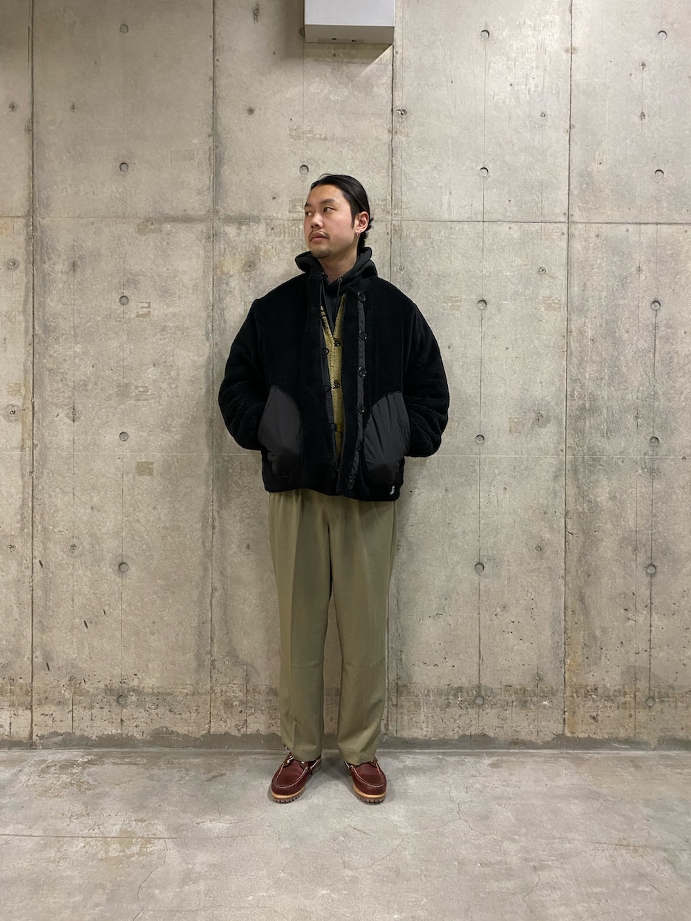 ブラック系のパーカー、ブルー系のその他アウター、ブラック系のブルゾンを着用したメンズの冬コーディネートの2枚目の写真