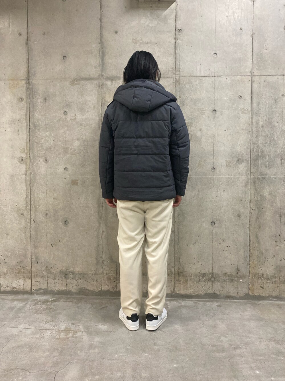 グレー系のダウンジャケット/コート、ブラウン系のニット/セーター、ホワイト系のその他パンツを着用したメンズの冬コーディネートの4枚目の写真