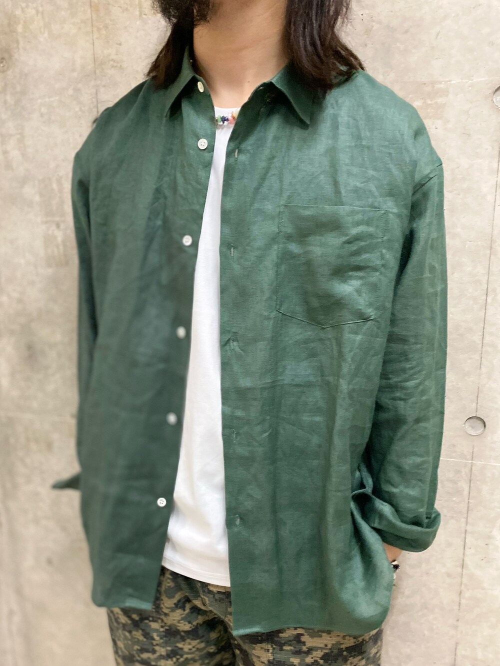 ホワイト系のタンクトップ、グリーン系のシャツ/ブラウス、グリーン系のその他パンツを着用したメンズの夏コーディネートの3枚目の写真