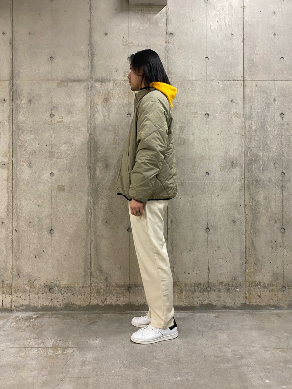 グリーン系のブルゾン、ホワイト系のその他パンツ、ホワイト系のスニーカーを着用したメンズの冬コーディネートの3枚目の写真