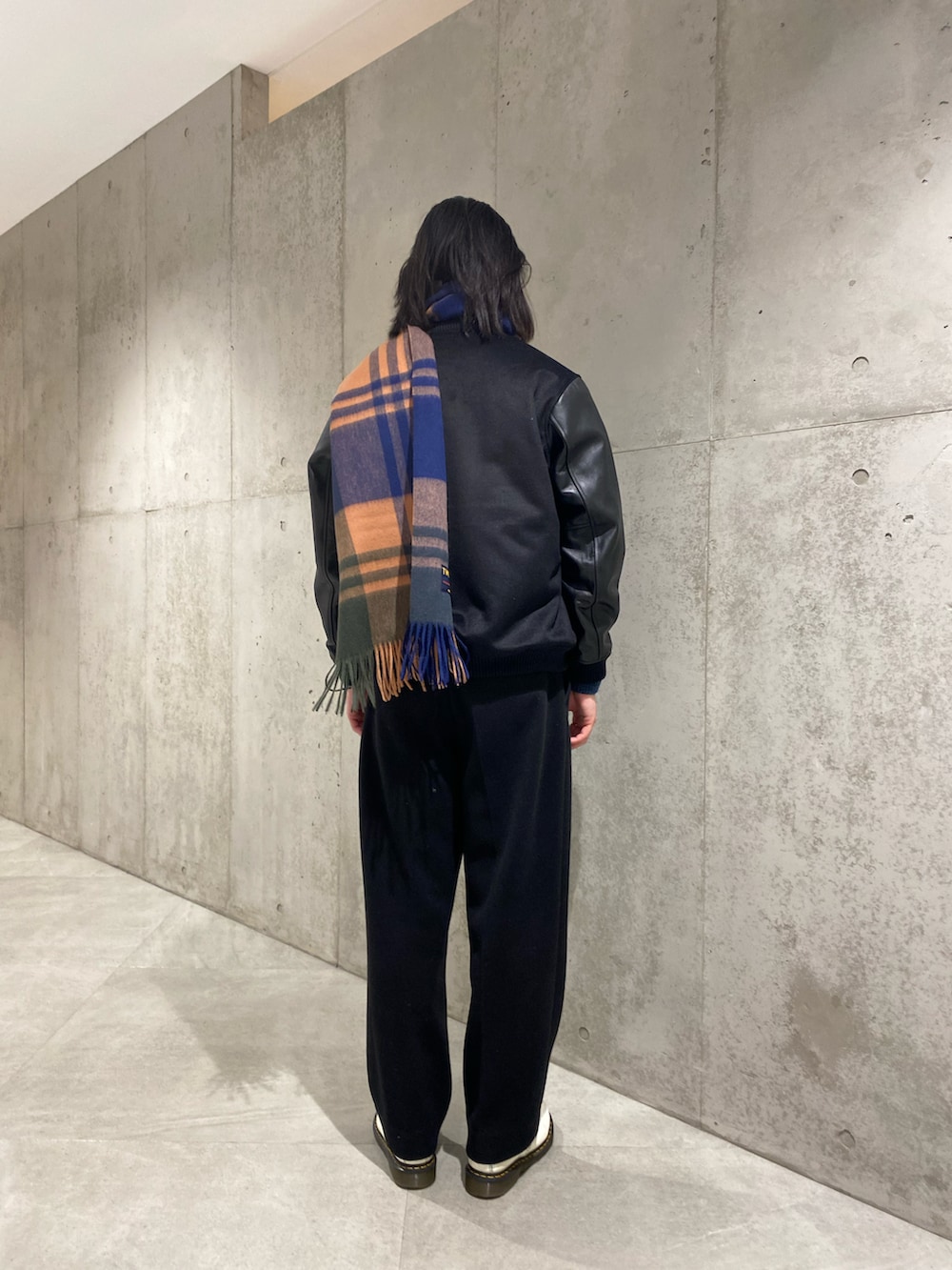 ブラック系のブルゾン、ブラック系のその他パンツ、ベージュ系のマフラーを着用したメンズの冬コーディネートの3枚目の写真