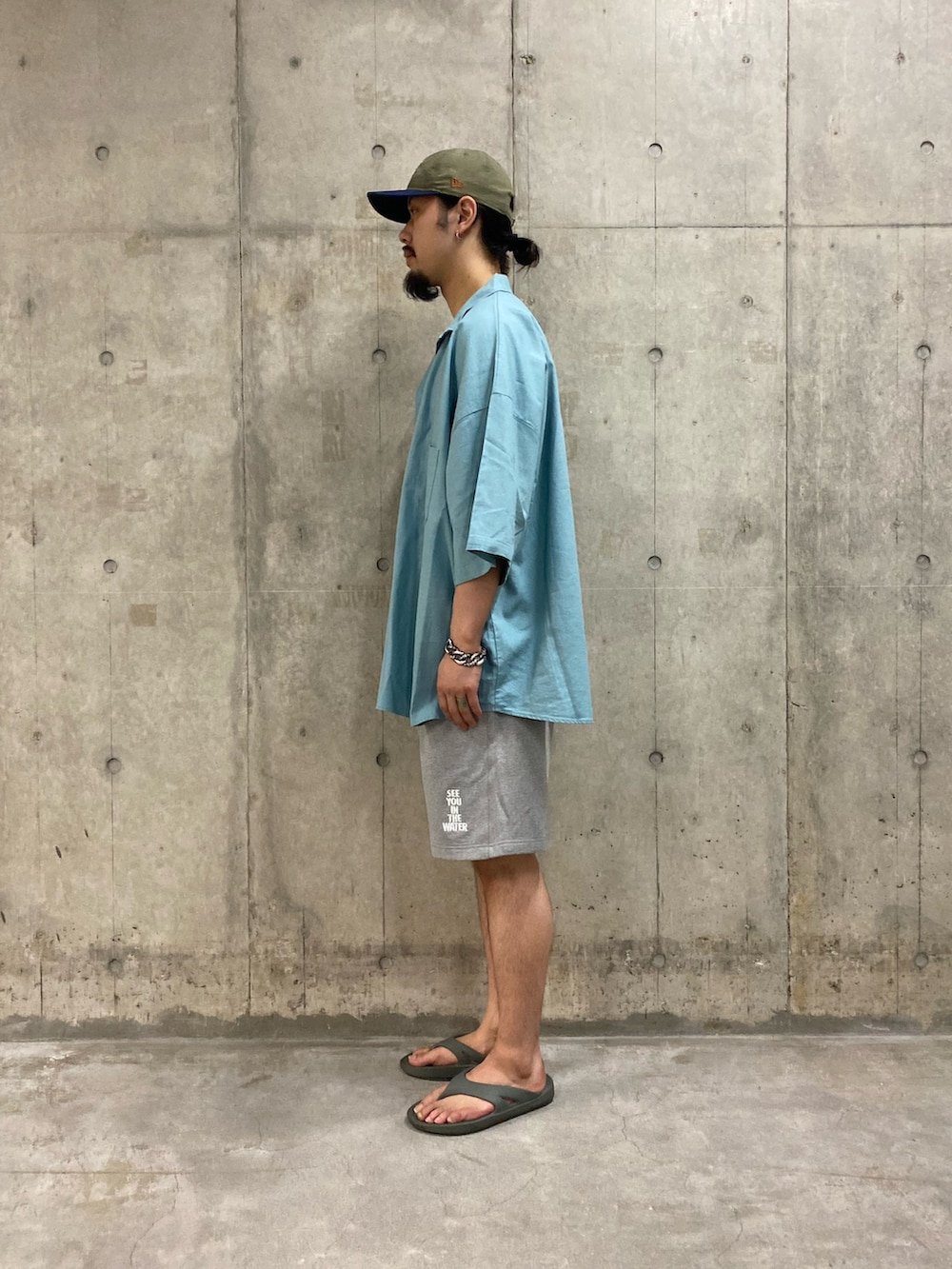 ブルー系のシャツ/ブラウス、ホワイト系のタンクトップ、グレー系のスウェットパンツを着用したメンズの夏コーディネートの2枚目の写真