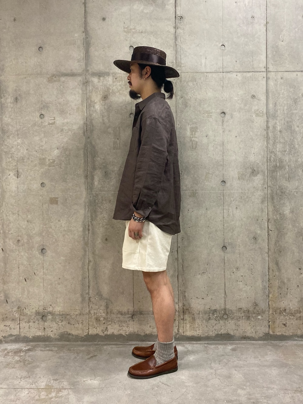 ブラウン系のシャツ/ブラウス、ホワイト系のその他パンツ、ブラウン系のその他シューズを着用したメンズの夏コーディネートの2枚目の写真