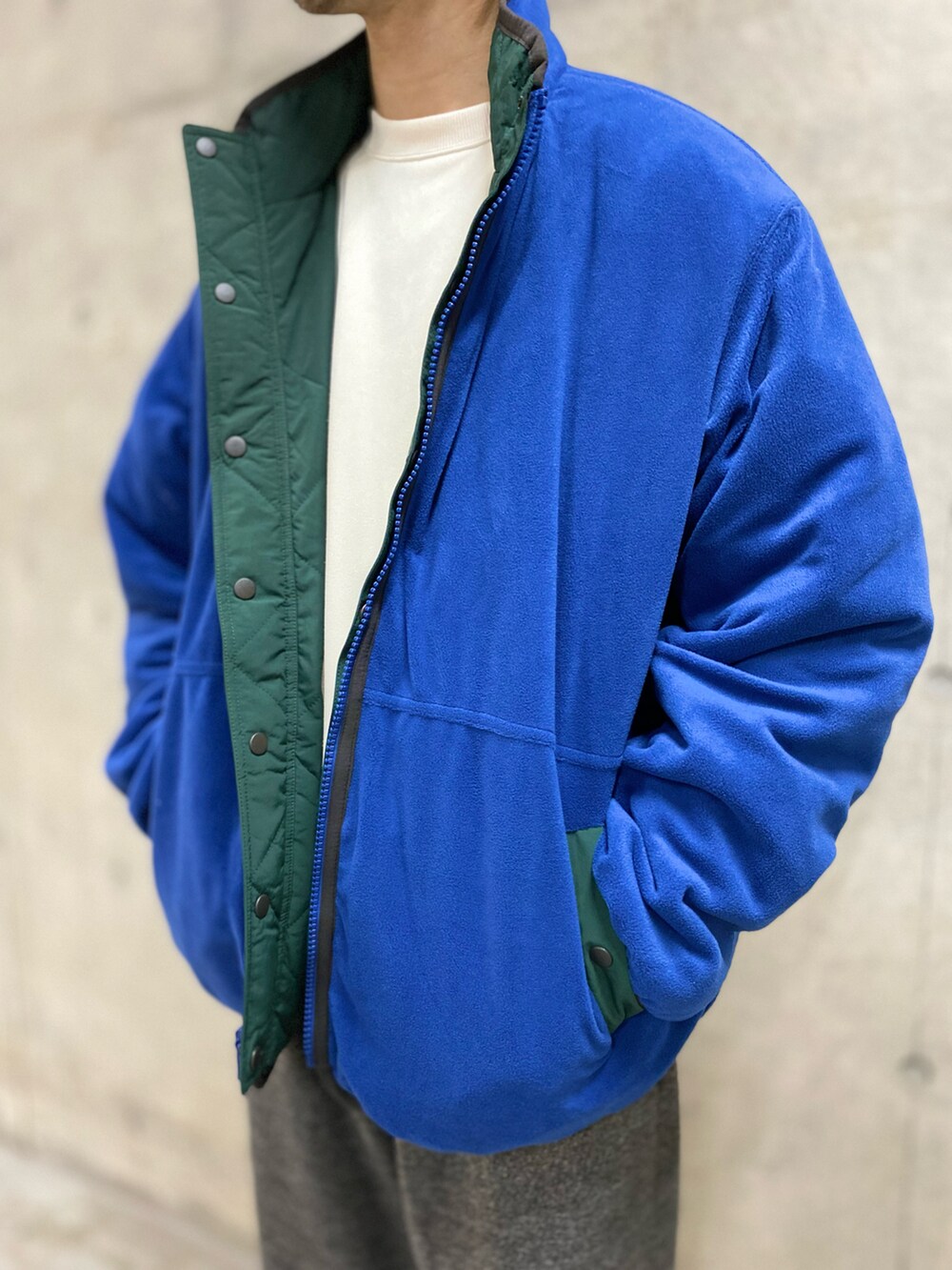 ホワイト系のスウェット、グリーン系のブルゾン、グレー系のその他パンツを着用したメンズの冬コーディネートの5枚目の写真