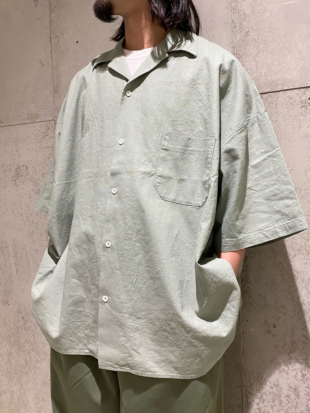 グリーン系のシャツ/ブラウス、グリーン系のその他パンツ、ブラック系のスニーカーを着用したメンズの春コーディネートの2枚目の写真