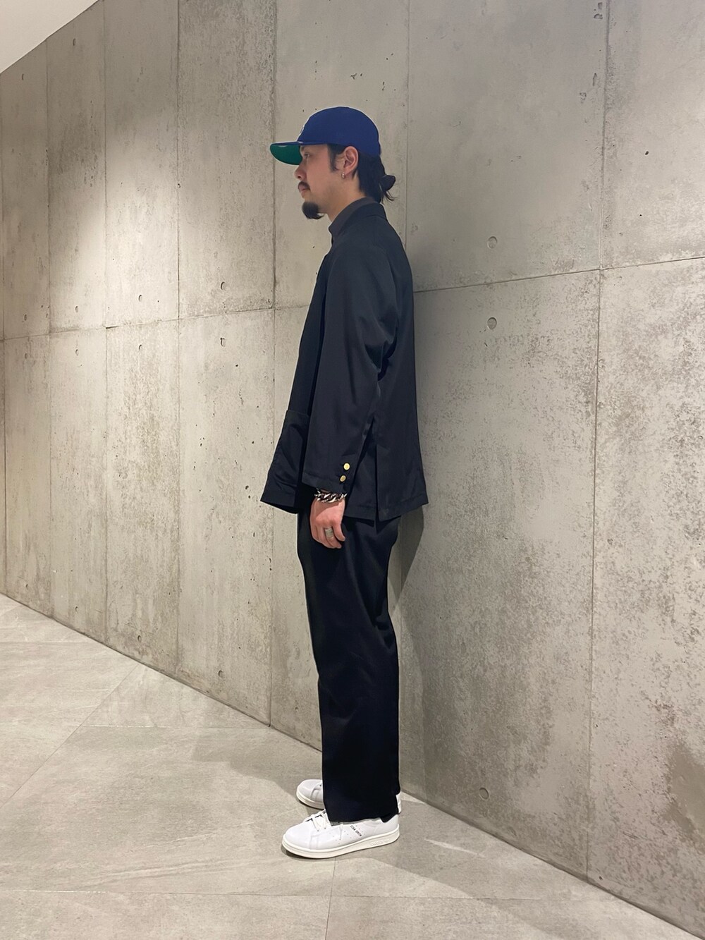 「春色、休日スタイル、春ファッション、カジュアルコーデ、シンプルスタイル、おしゃれさんと繋がりたい、ブラック、オトナカジュアル、シンプル、シンプルコーデ」｜「FORK&SPOONのFORK&SPOON　ハイツイストダブルジャケット（その他アウター、ブラック系）」を使った、letsperperさん（メンズ・183cm）の春コーディネートの2枚目の写真