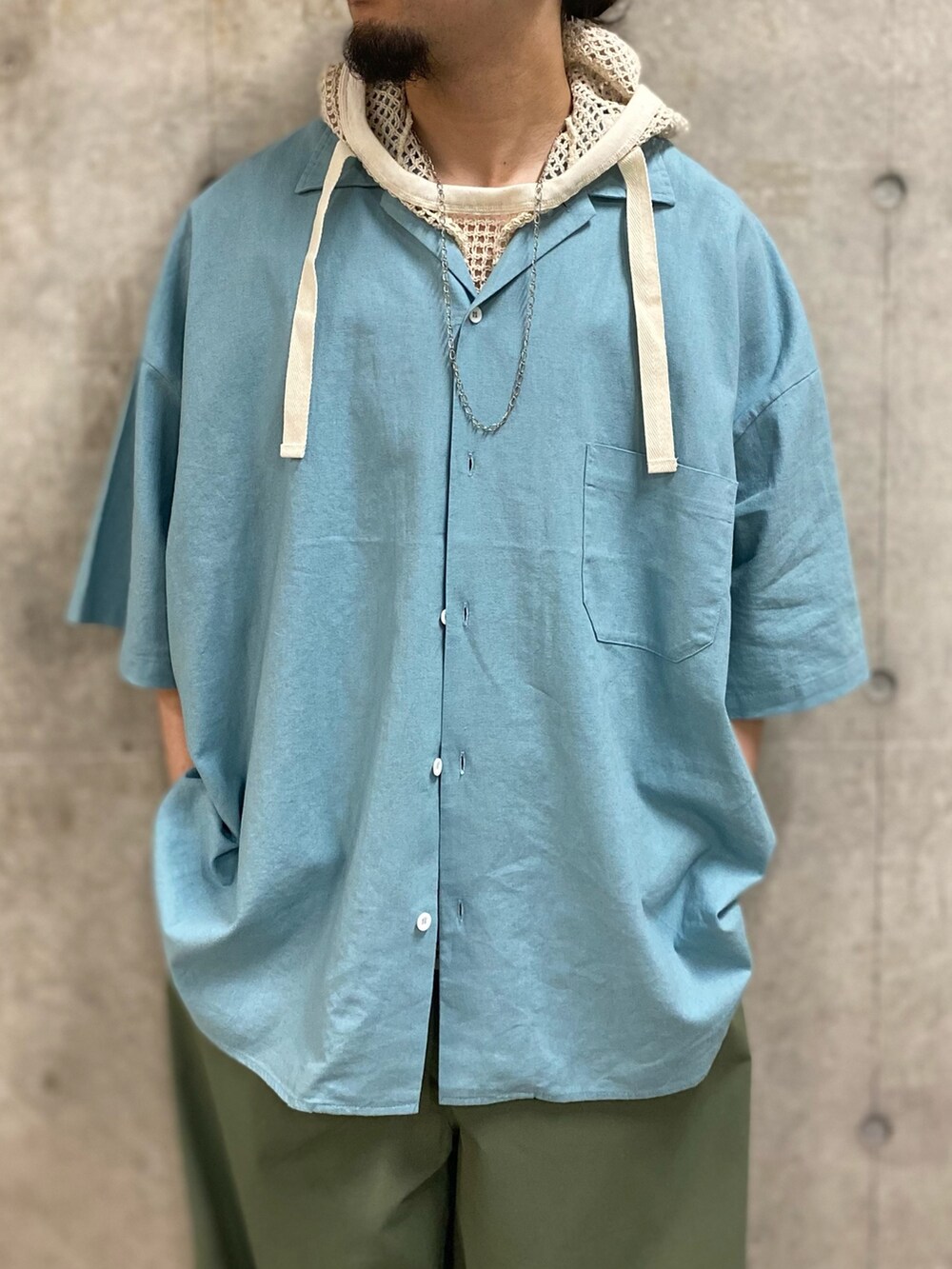 ホワイト系のパーカー、ブルー系のシャツ/ブラウス、グリーン系のその他パンツを着用したメンズの春コーディネートの3枚目の写真