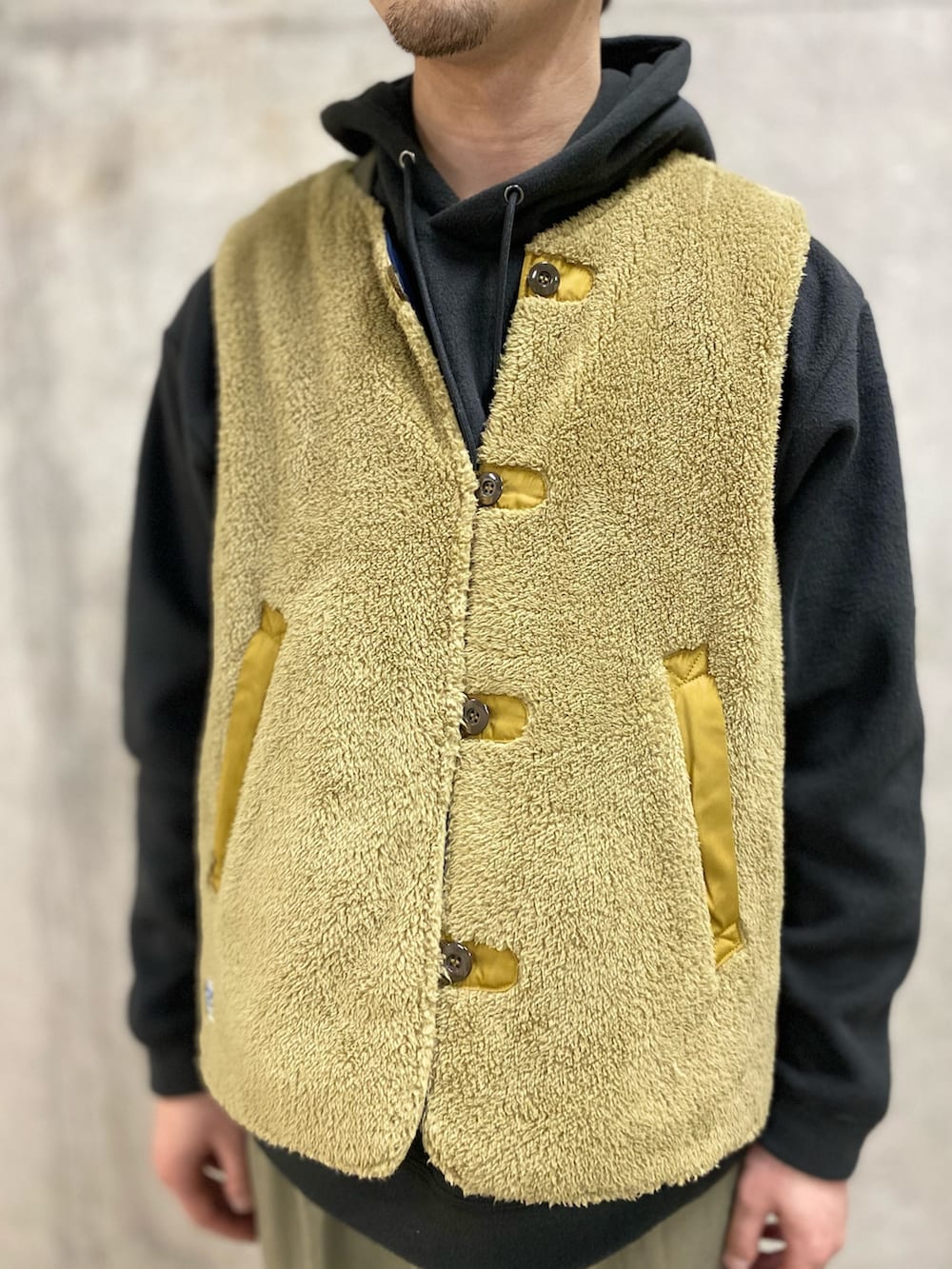 ブラック系のパーカー、ブルー系のその他アウター、ブラック系のブルゾンを着用したメンズの冬コーディネートの4枚目の写真