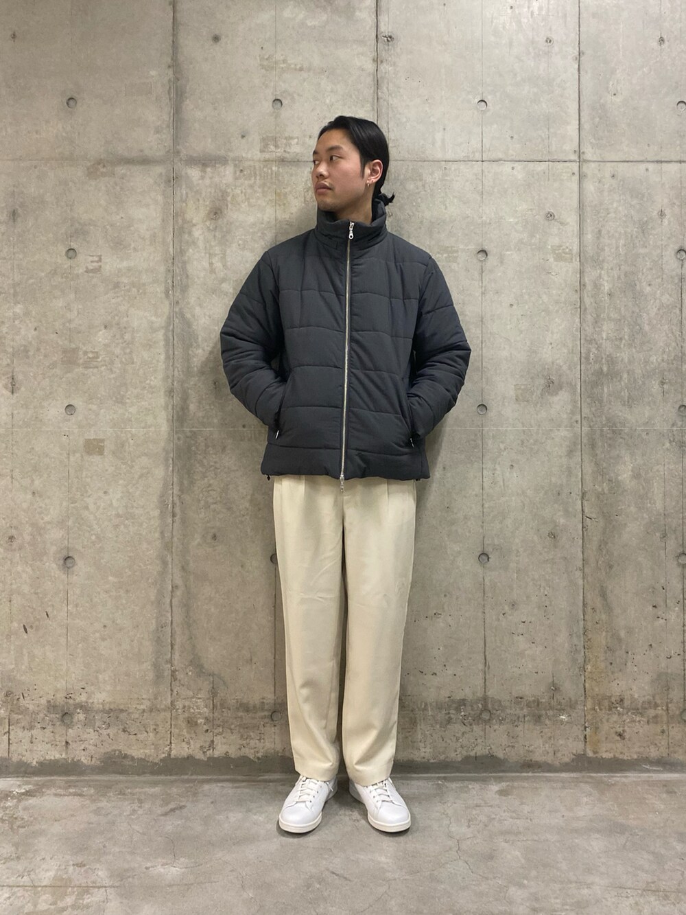 グレー系のダウンジャケット/コート、ブラウン系のニット/セーター、ホワイト系のその他パンツを着用したメンズの冬コーディネートの2枚目の写真