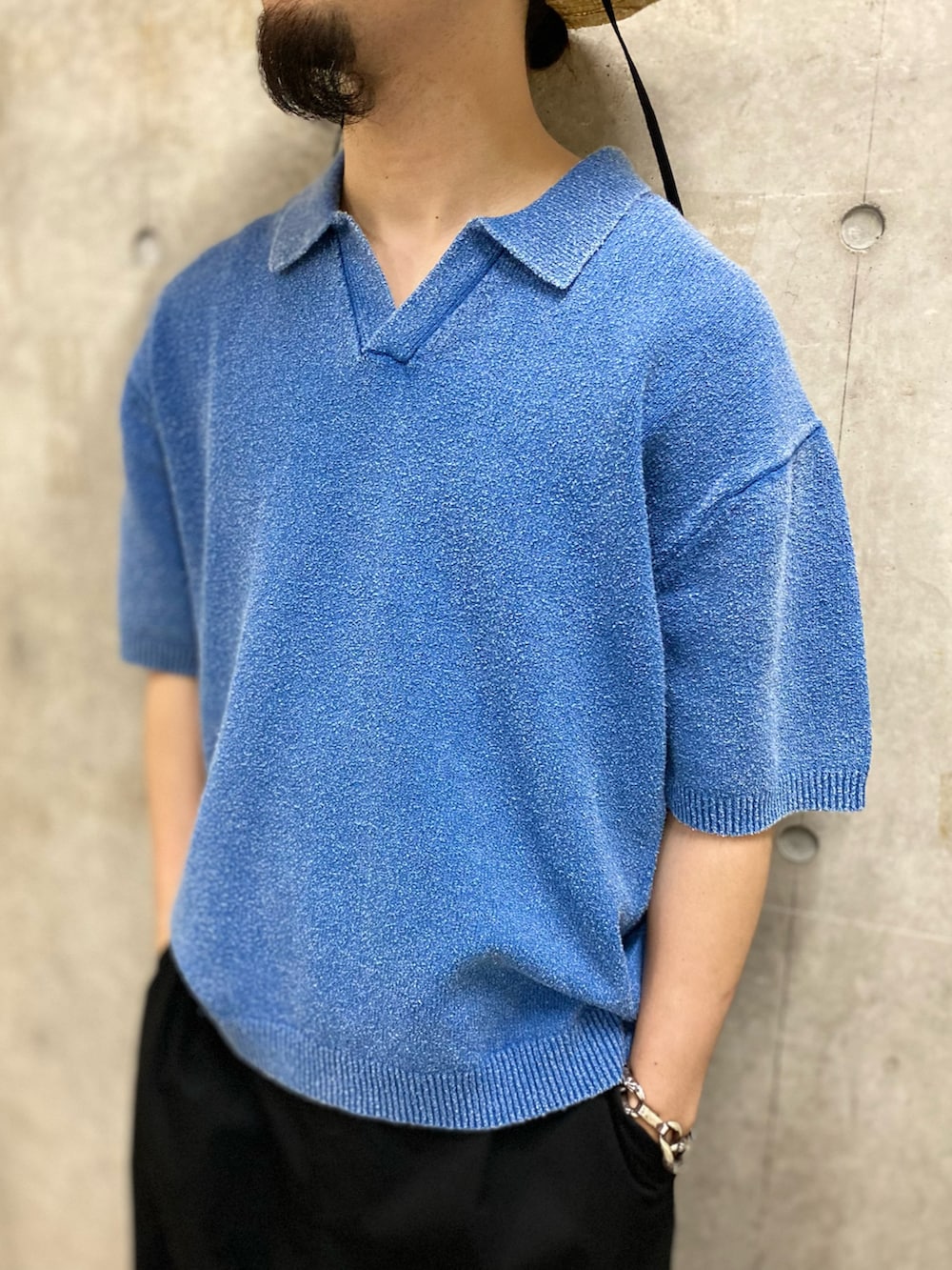 ブルー系のポロシャツ、ブラック系のサンダル、ベージュ系のハットを着用したメンズの夏コーディネートの3枚目の写真