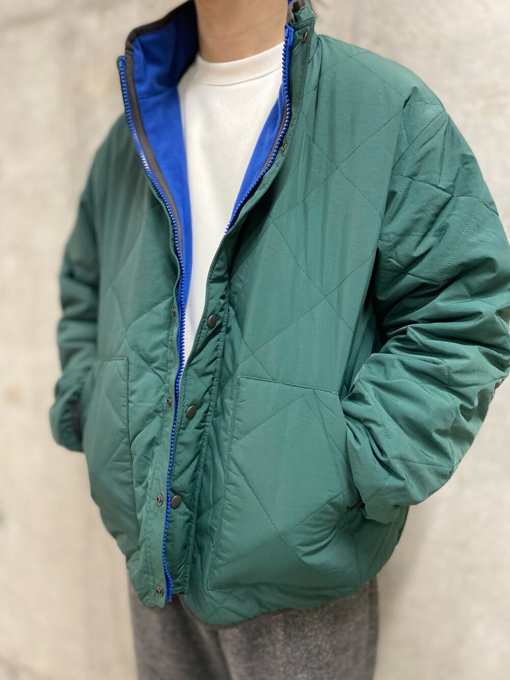 ホワイト系のスウェット、グリーン系のブルゾン、グレー系のその他パンツを着用したメンズの冬コーディネートの4枚目の写真