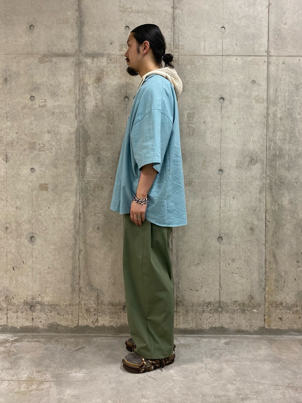 ホワイト系のパーカー、ブルー系のシャツ/ブラウス、グリーン系のその他パンツを着用したメンズの春コーディネートの2枚目の写真