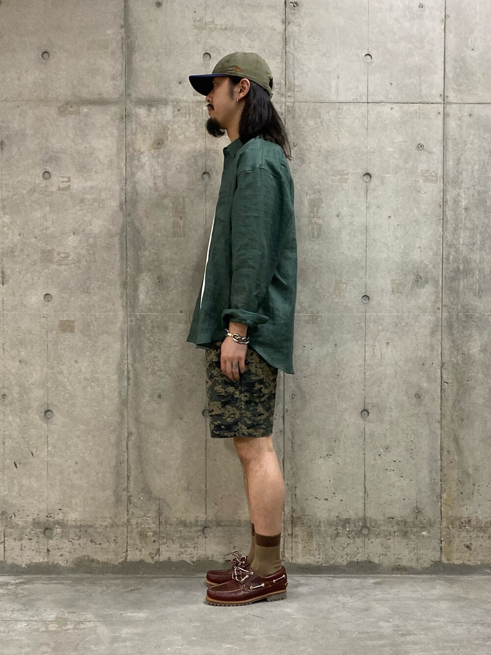 ホワイト系のタンクトップ、グリーン系のシャツ/ブラウス、グリーン系のその他パンツを着用したメンズの夏コーディネートの2枚目の写真