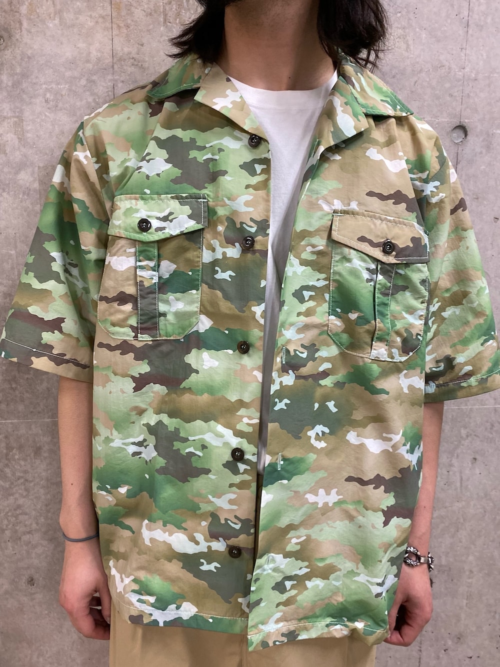 グリーン系のシャツ/ブラウス、ベージュ系のその他パンツ、ブラック系のスニーカーを着用したメンズの春コーディネートの2枚目の写真