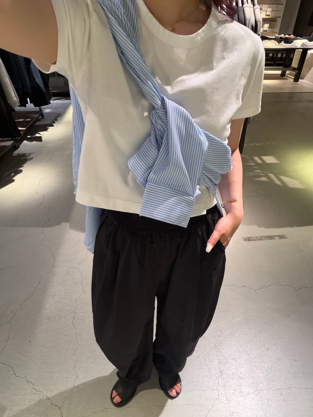 ブラック系のその他パンツ、ホワイト系のTシャツ/カットソー、ブラック系のサンダルを着用したレディースの夏コーディネートの2枚目の写真