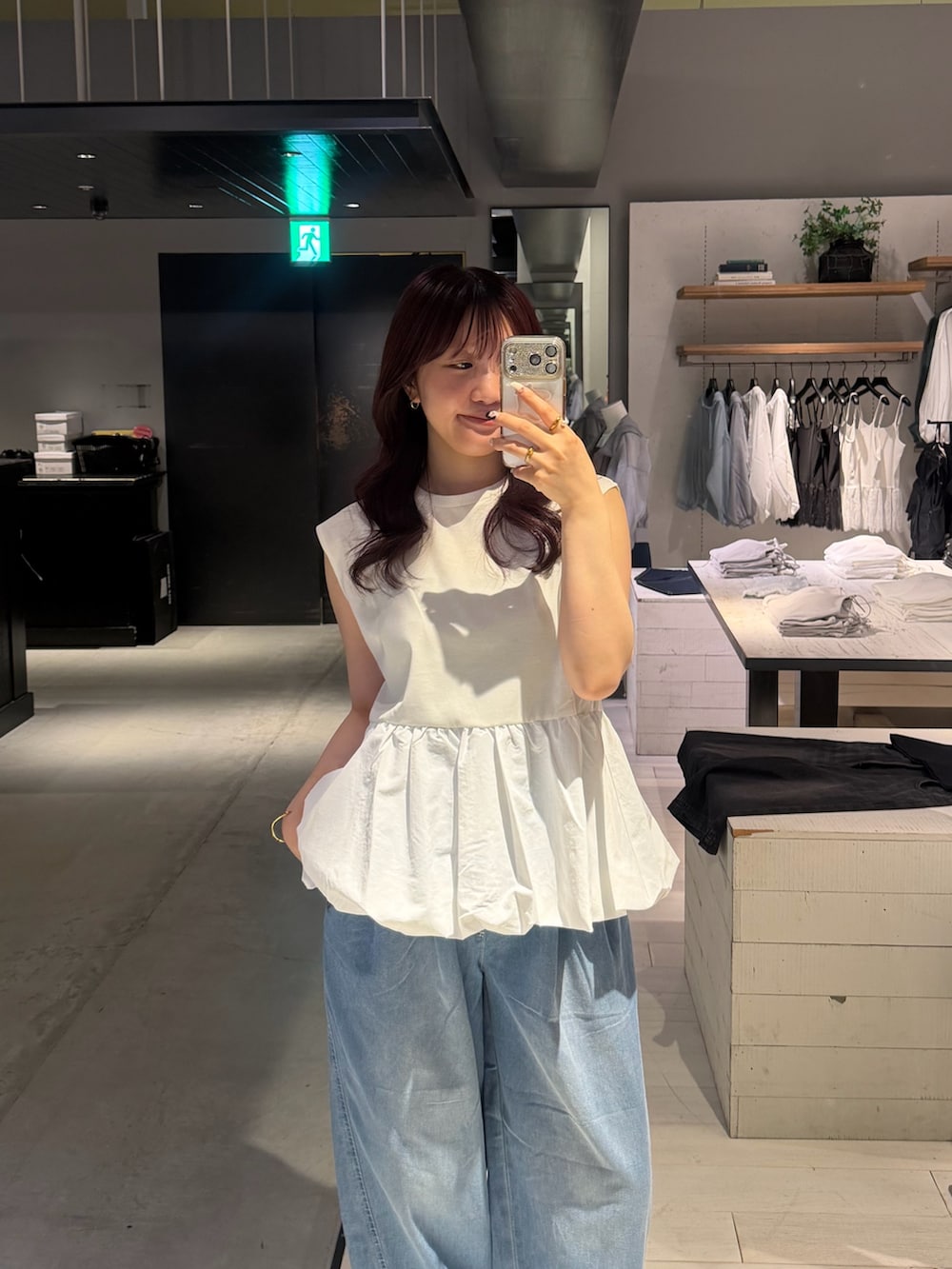 ホワイト系のTシャツ/カットソー、ブルー系のデニムパンツ、ブラック系のバレエシューズを着用したレディースの夏コーディネートの3枚目の写真